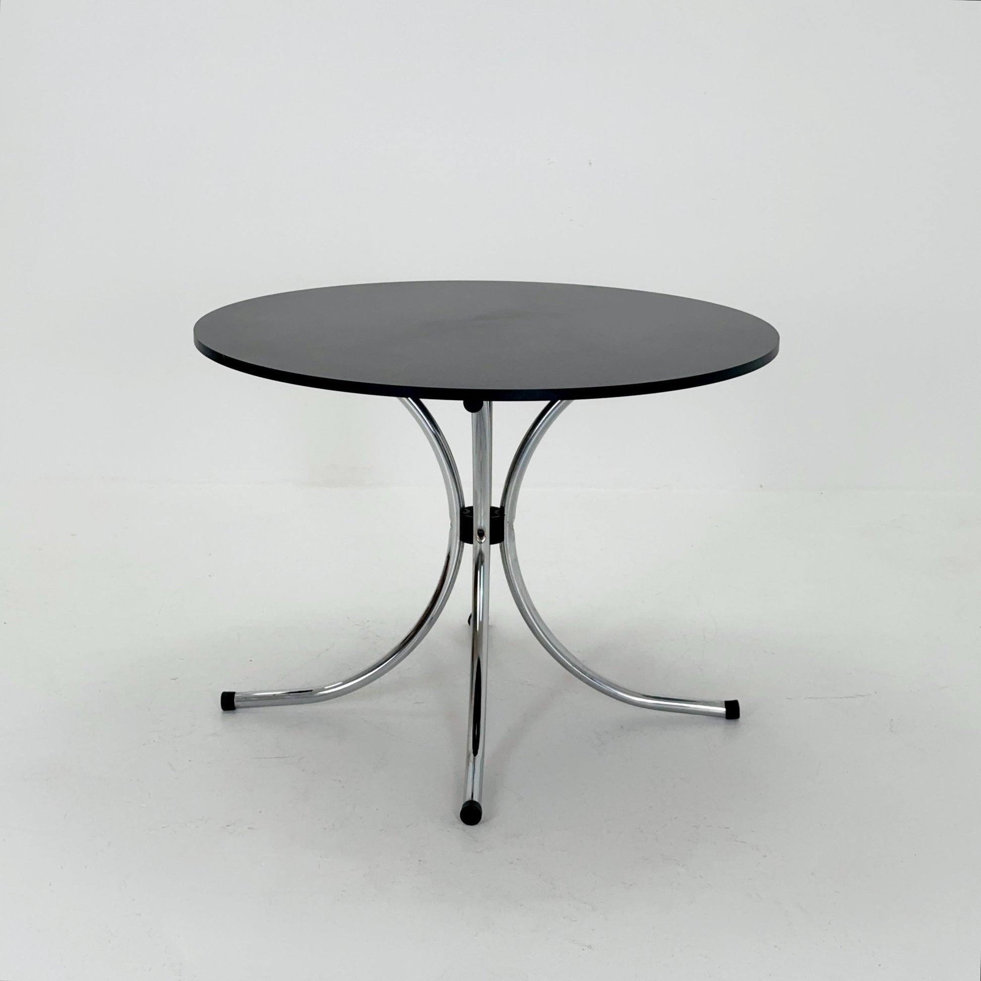Mid-century dinning round table in chrome-plated steel with round solid black top, 1980s Italy