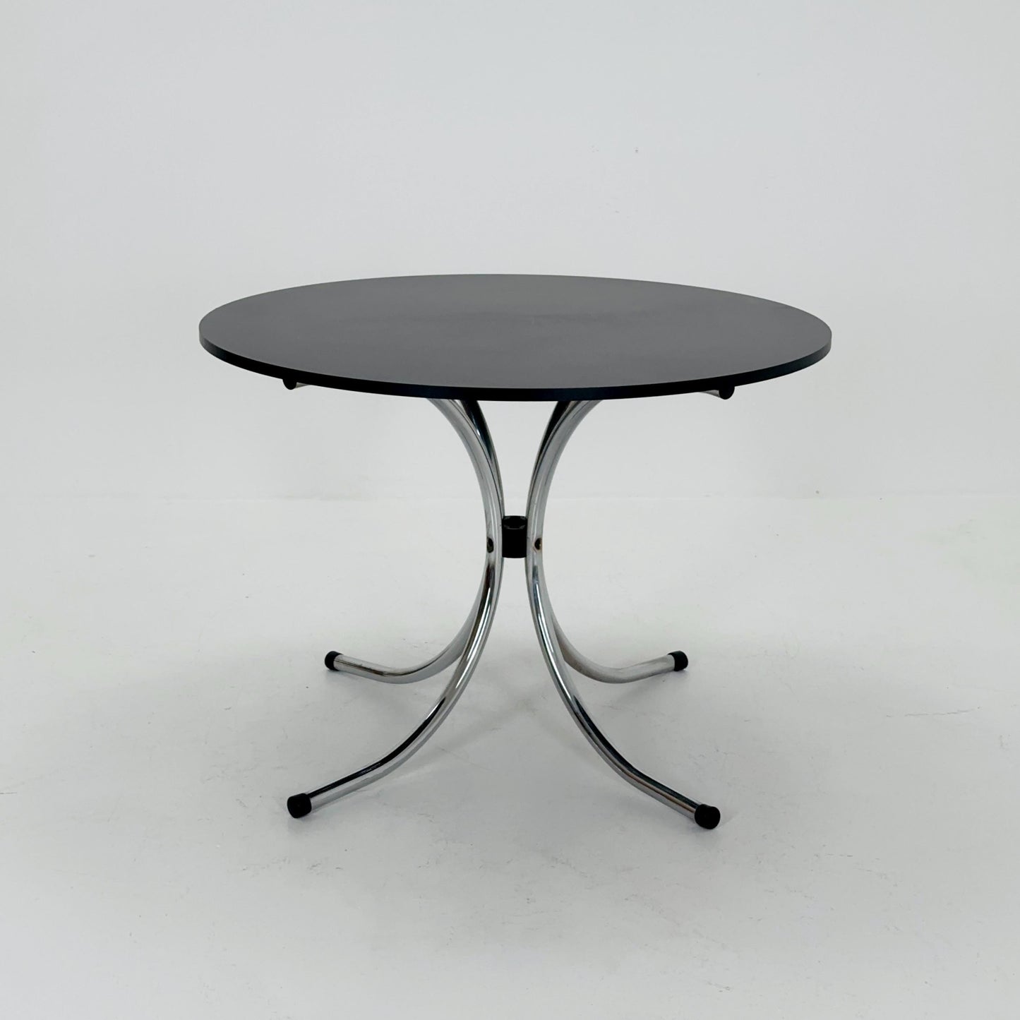Mid-century dinning round table in chrome-plated steel with round solid black top, 1980s Italy