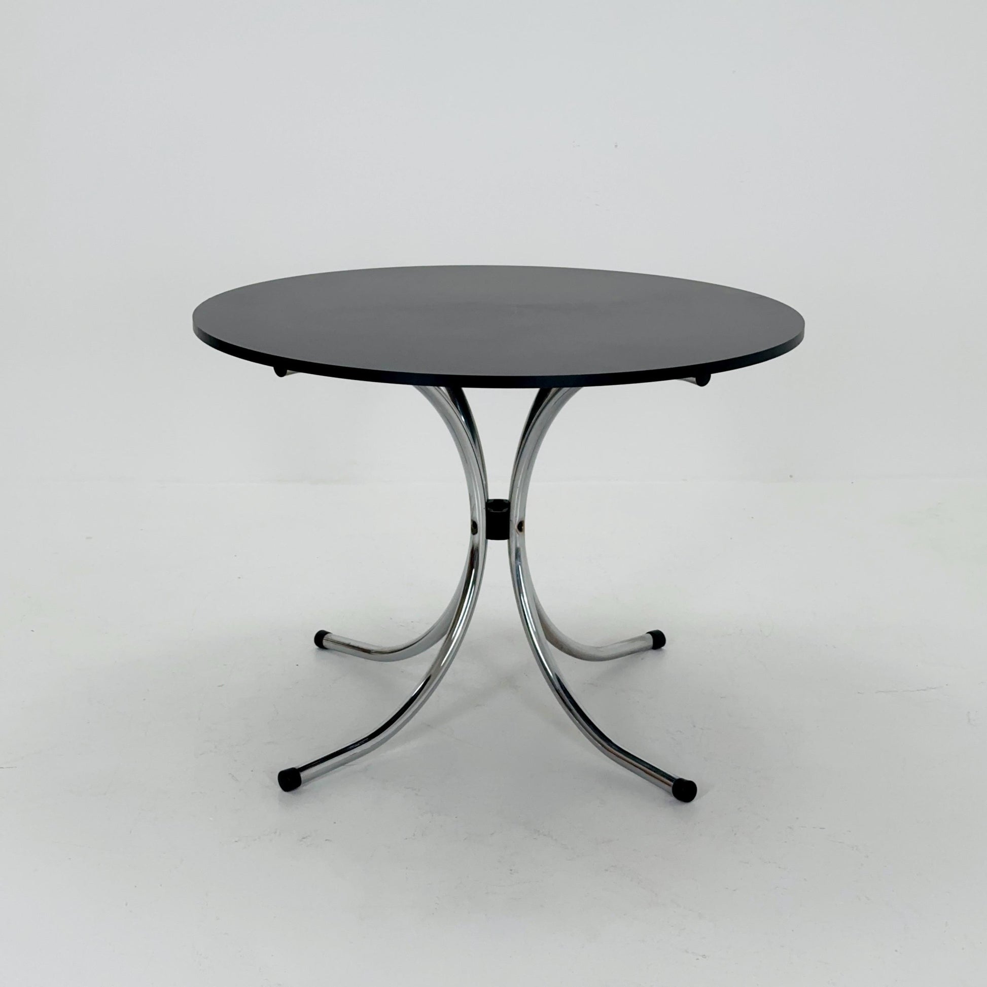 Mid-century dinning round table in chrome-plated steel with round solid black top, 1980s Italy