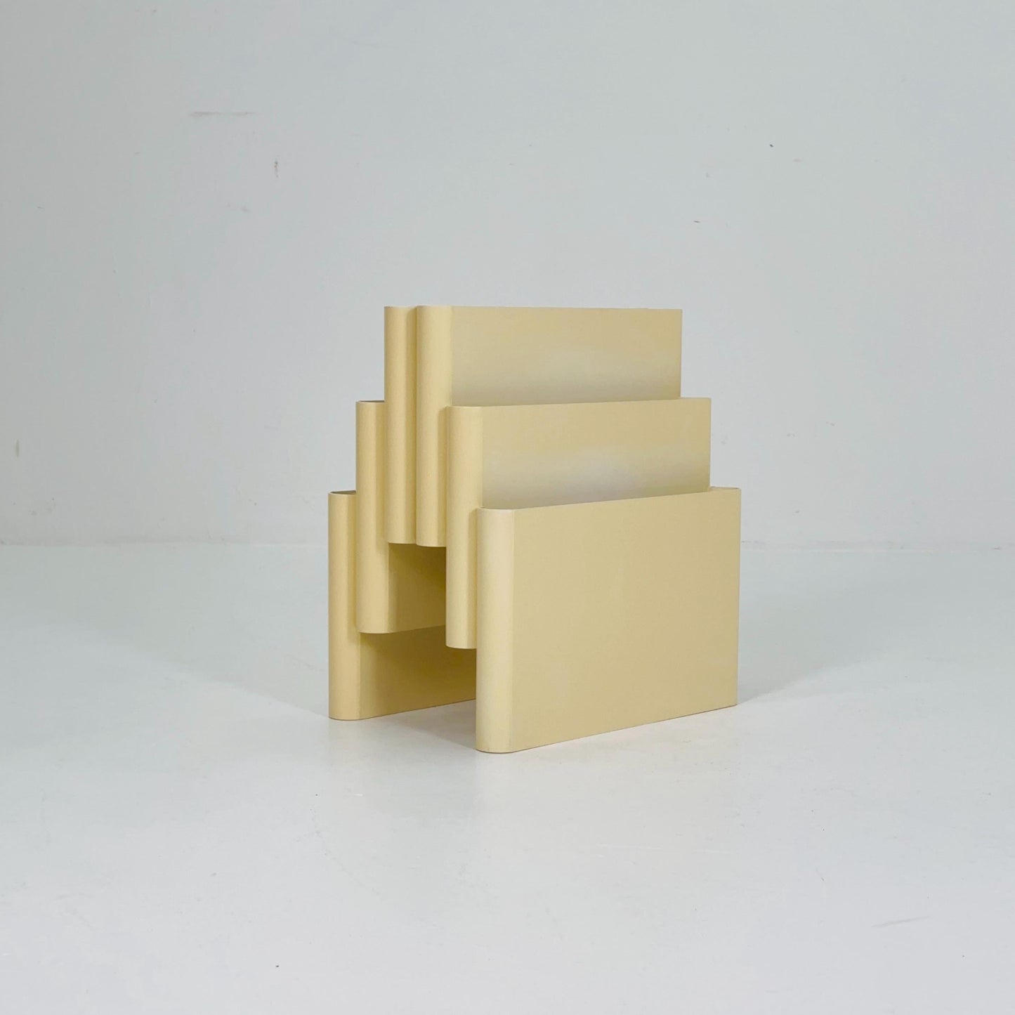 Mid century Magazine Rack by Kartell Italy off white designed by Giotto Stoppino Model 4675 1980s