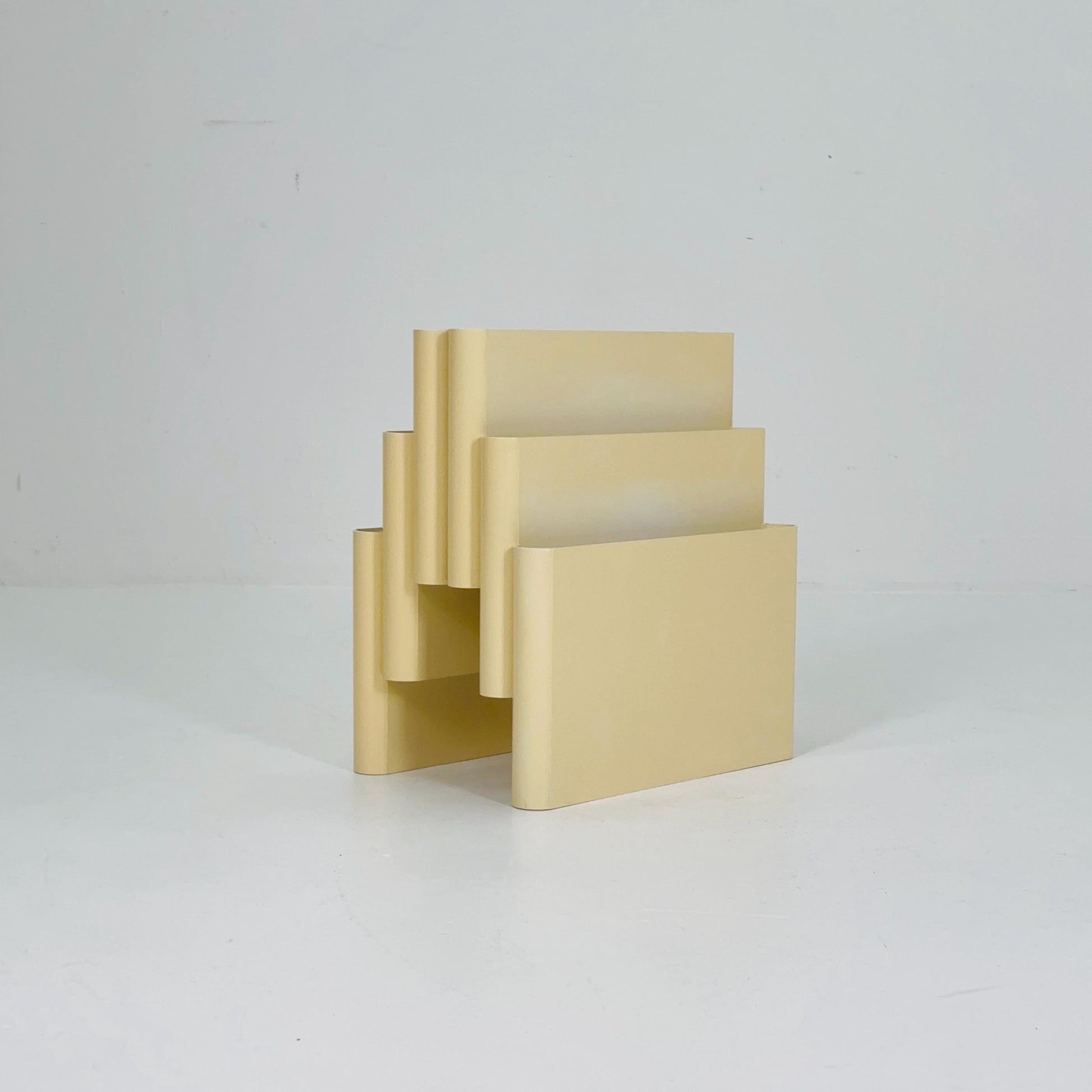 Mid century Magazine Rack by Kartell Italy off white designed by Giotto Stoppino Model 4675 1980s