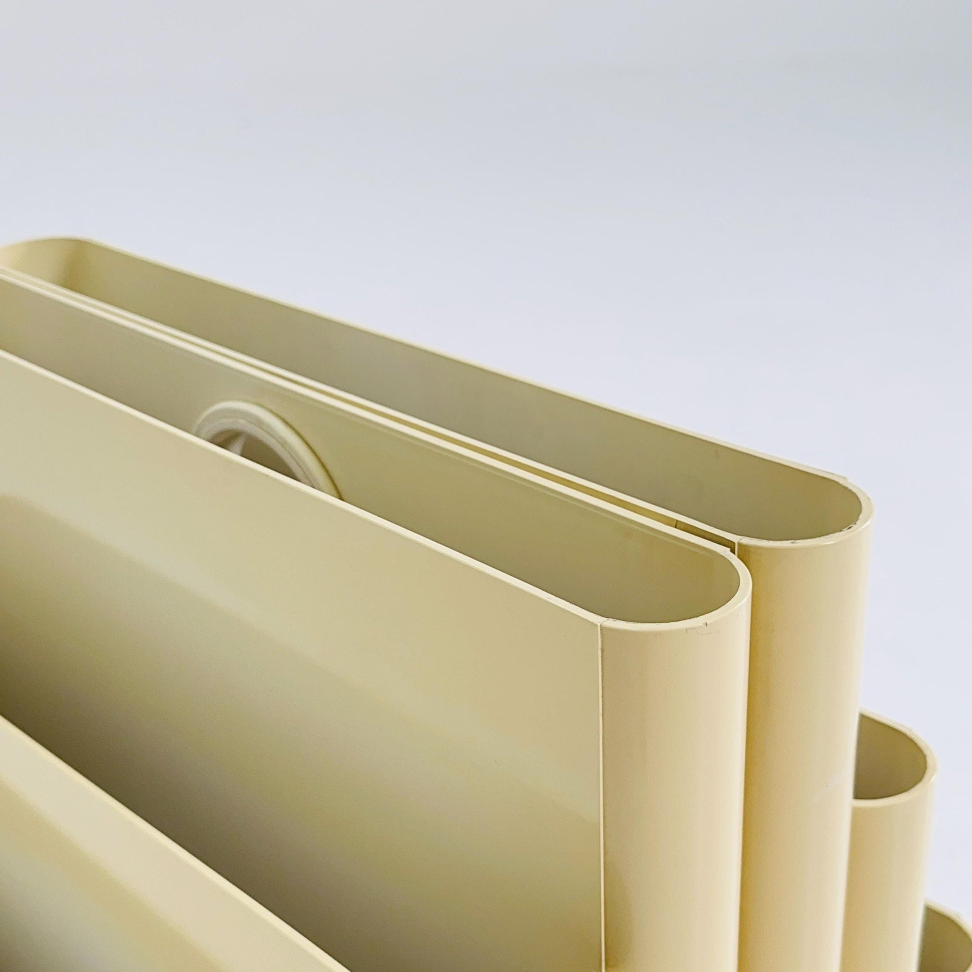 Mid century Magazine Rack by Kartell Italy off white designed by Giotto Stoppino Model 4675 1980s