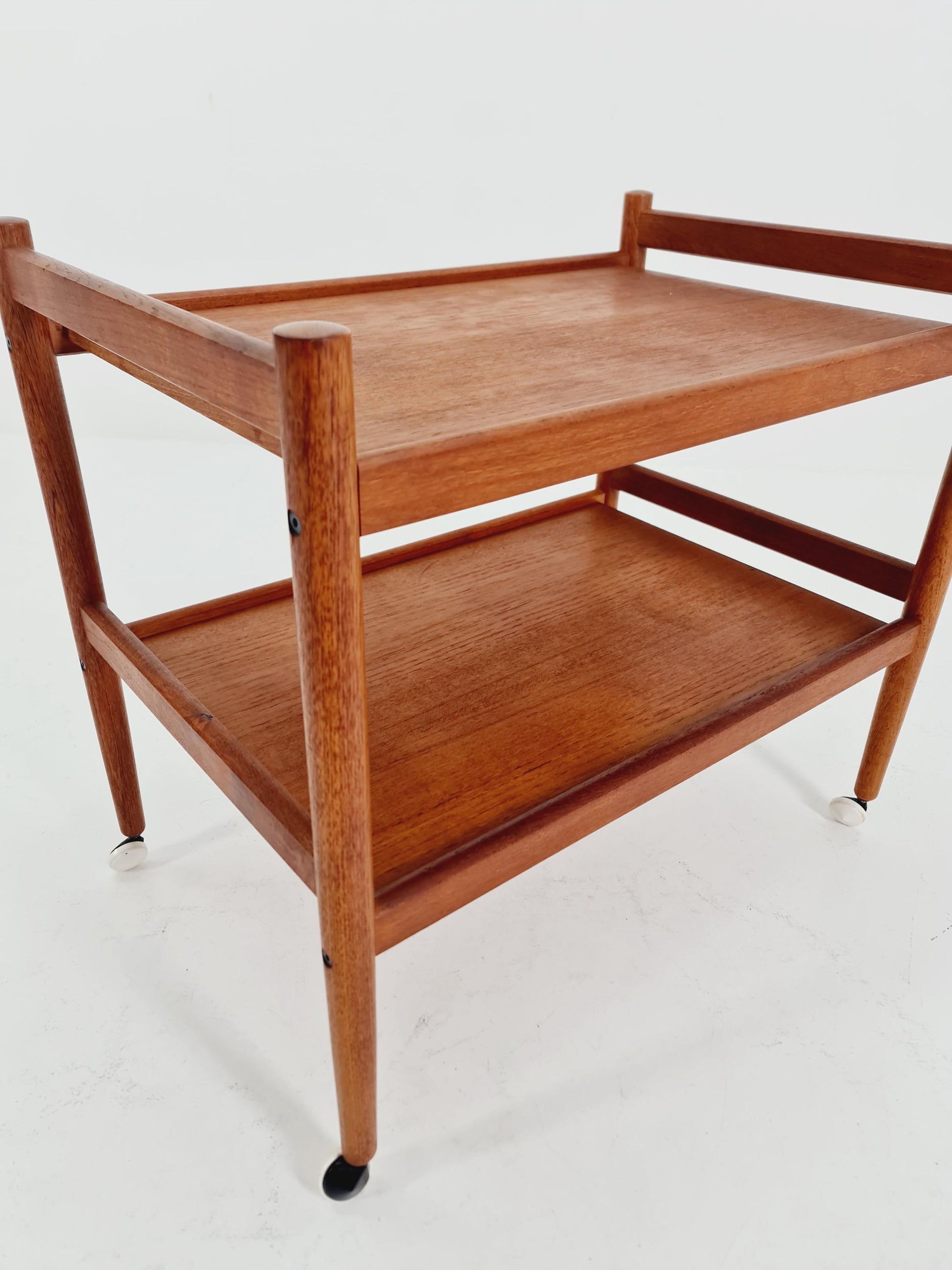 Vintage tee trolley teak table/ coffee table danish design bar carts from the 1960s