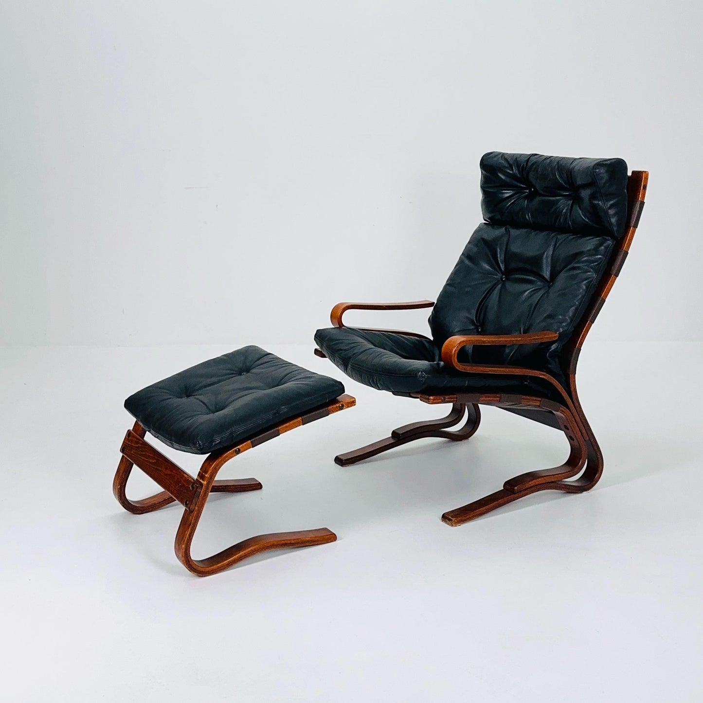 Mid century Danish black Leather Skyline Lounge chair and ottoman by Einar Hove Norway 1970s