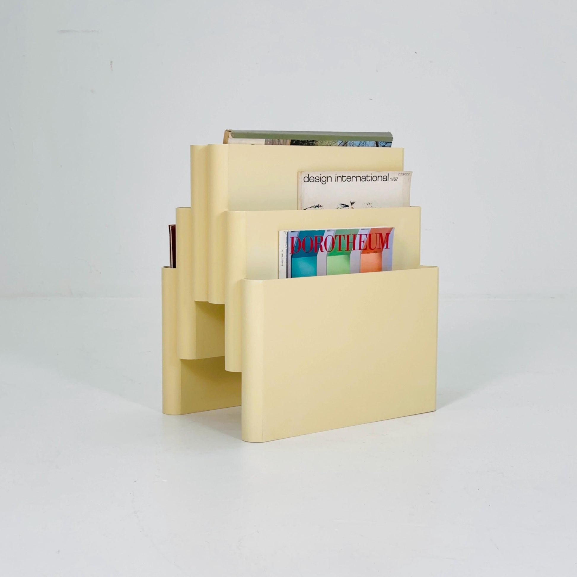 Mid century Magazine Rack by Kartell Italy off white designed by Giotto Stoppino Model 4675 1980s