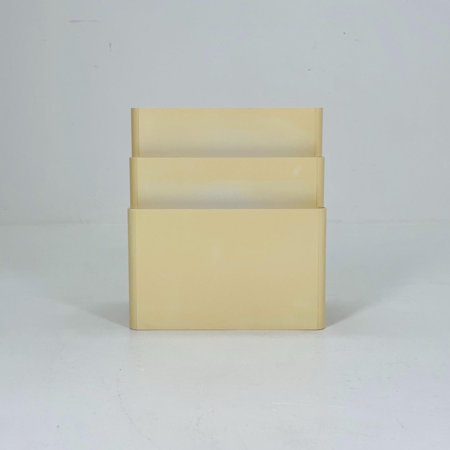 Mid century Magazine Rack by Kartell Italy off white designed by Giotto Stoppino Model 4675 1980s