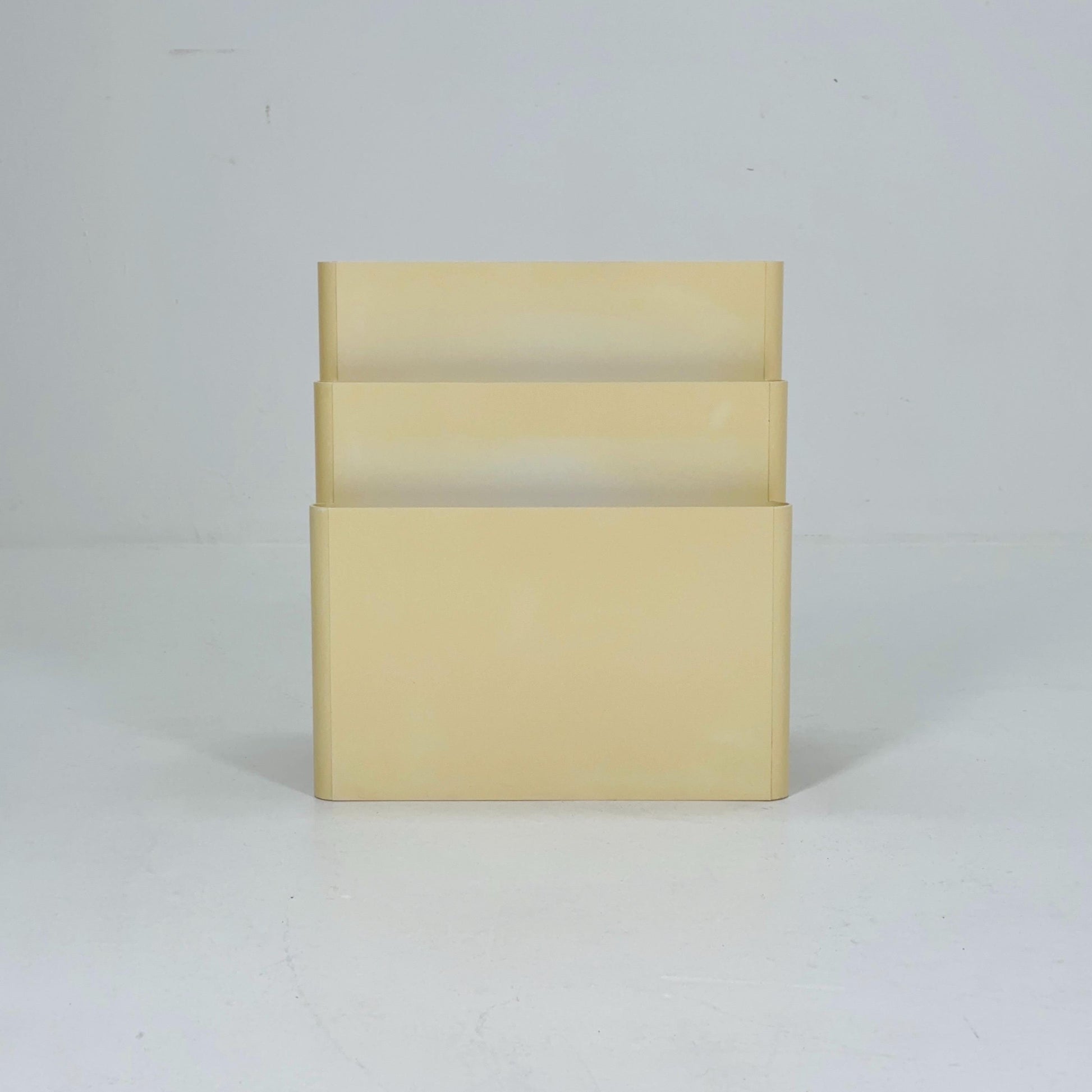 Mid century Magazine Rack by Kartell Italy off white designed by Giotto Stoppino Model 4675 1980s