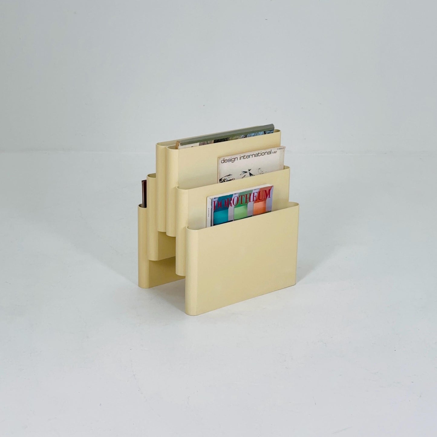 Mid century Magazine Rack by Kartell Italy off white designed by Giotto Stoppino Model 4675 1980s