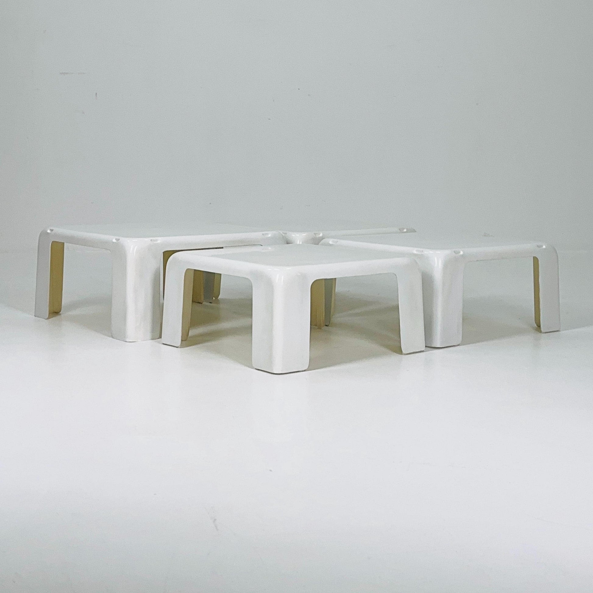 Set of 4 Mid century Mario Bellini Nesting white Tables Model Gatti for B&B Italia, 1967s Italy