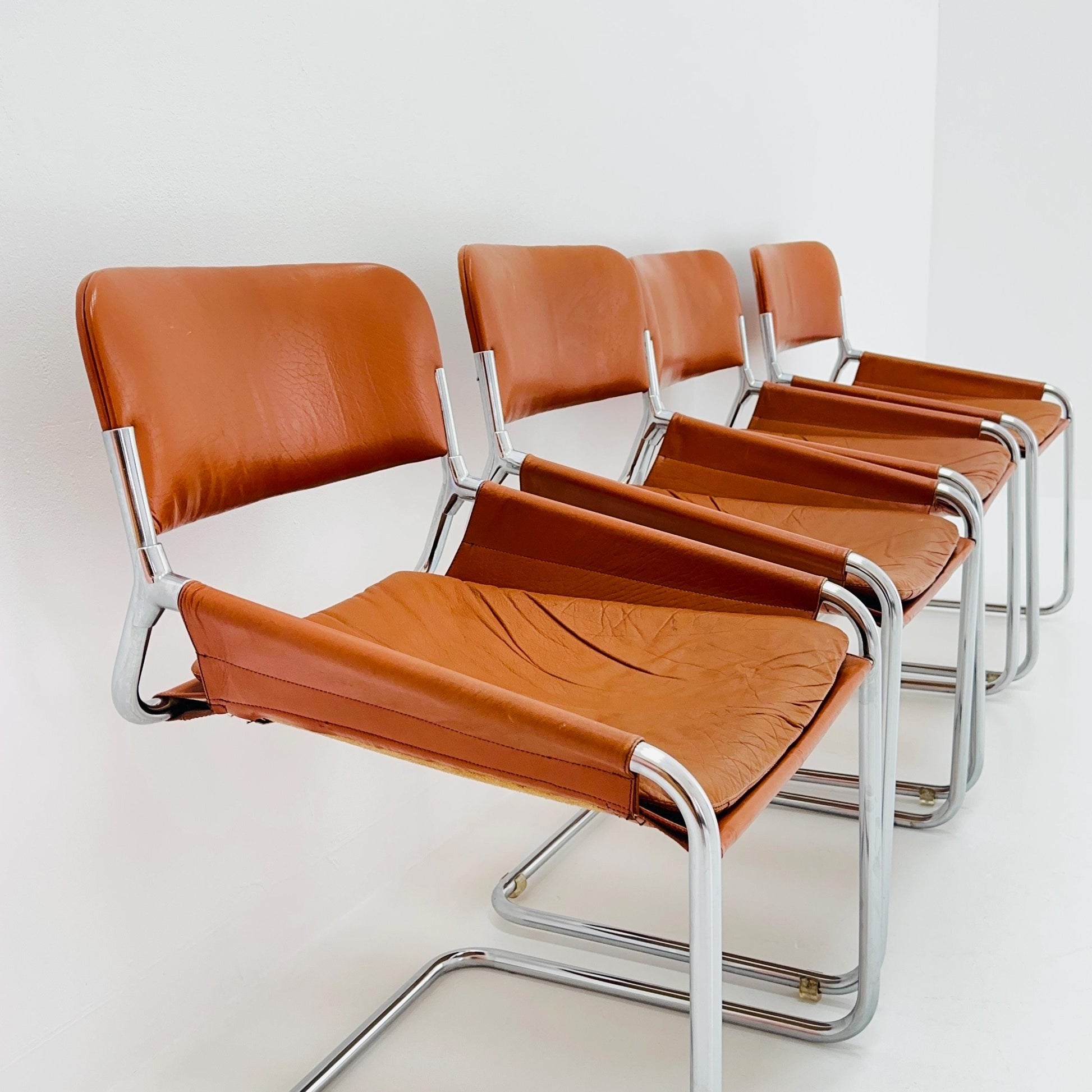 Set of 4 Mid century cognac leather & chrome tubular sling chair, Italy 1970