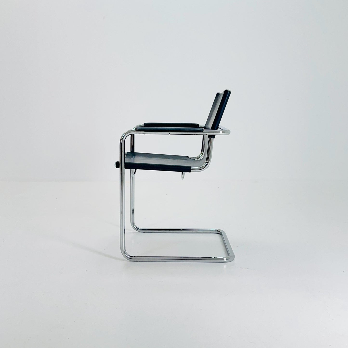 Mid century Matteo Grassi original Bauhaus design Visitor model Chair dark blue / Navy Leather 1970s Italy