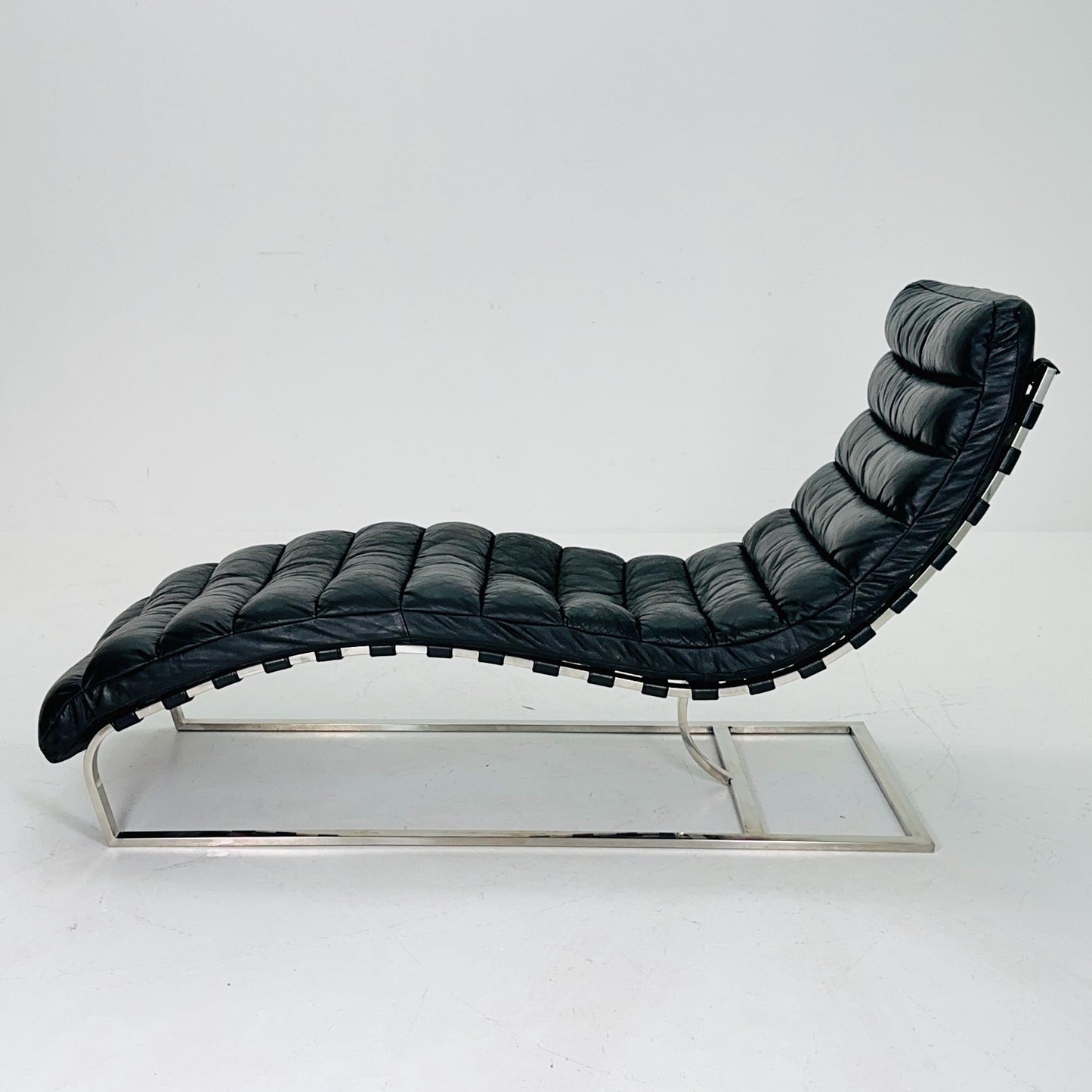 Mid Century Bauhaus style Lounge chair black leather and chrome, 1980s Italy