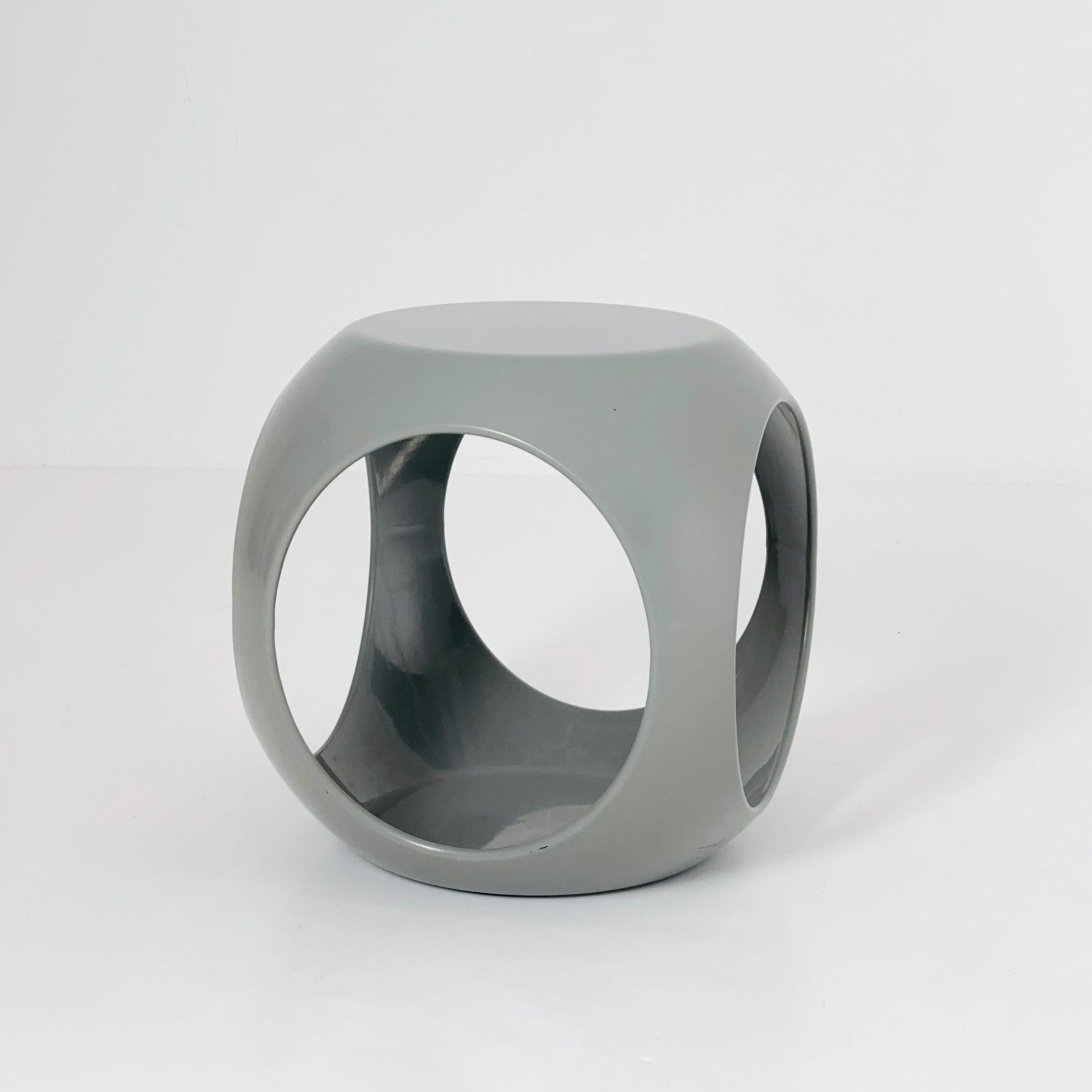 Mid-Century Fiberglass Würfel Side Table in Grey – Design by Luigi Colani for Interlink, France, 1980s