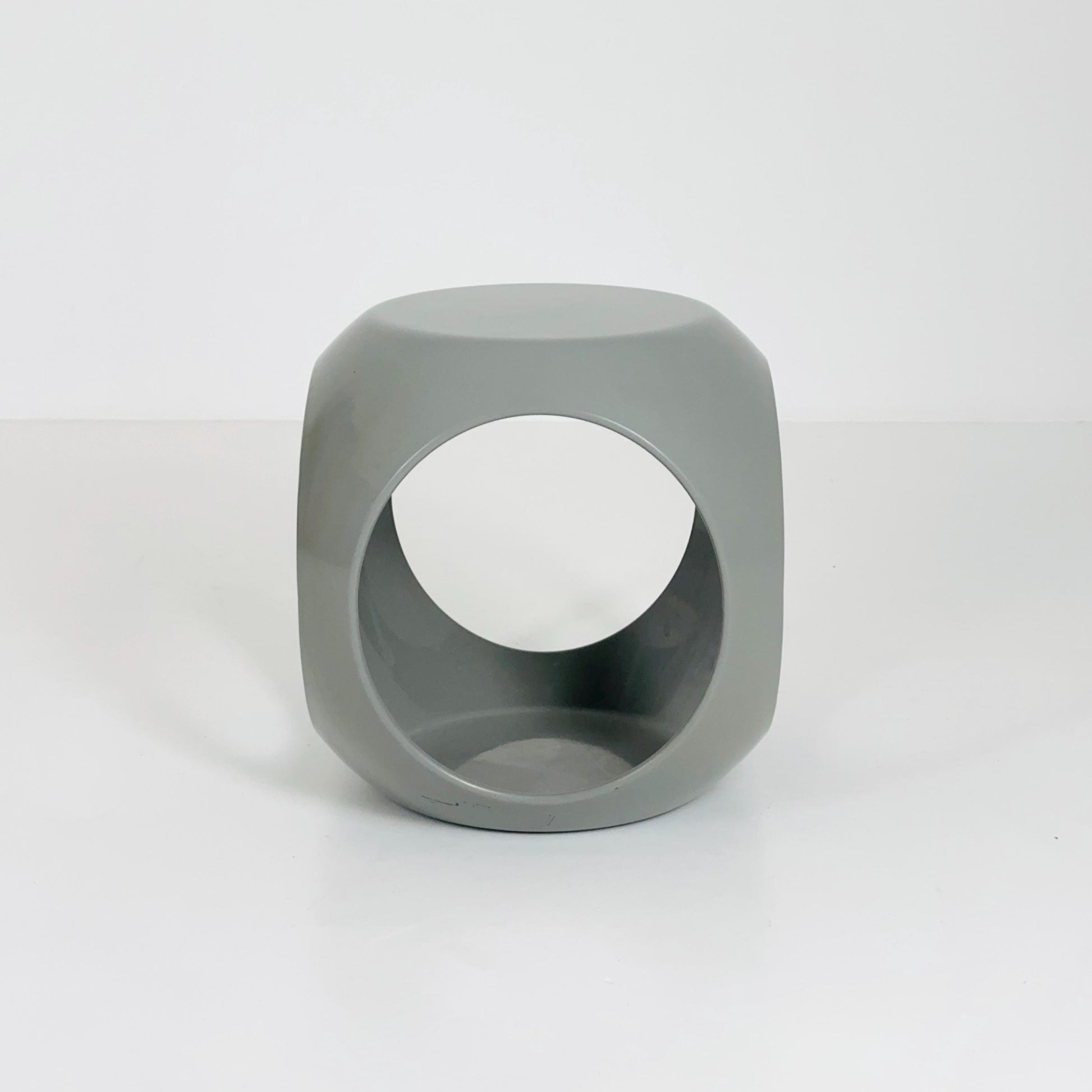 Mid-Century Fiberglass Würfel Side Table in Grey – Design by Luigi Colani for Interlink, France, 1980s