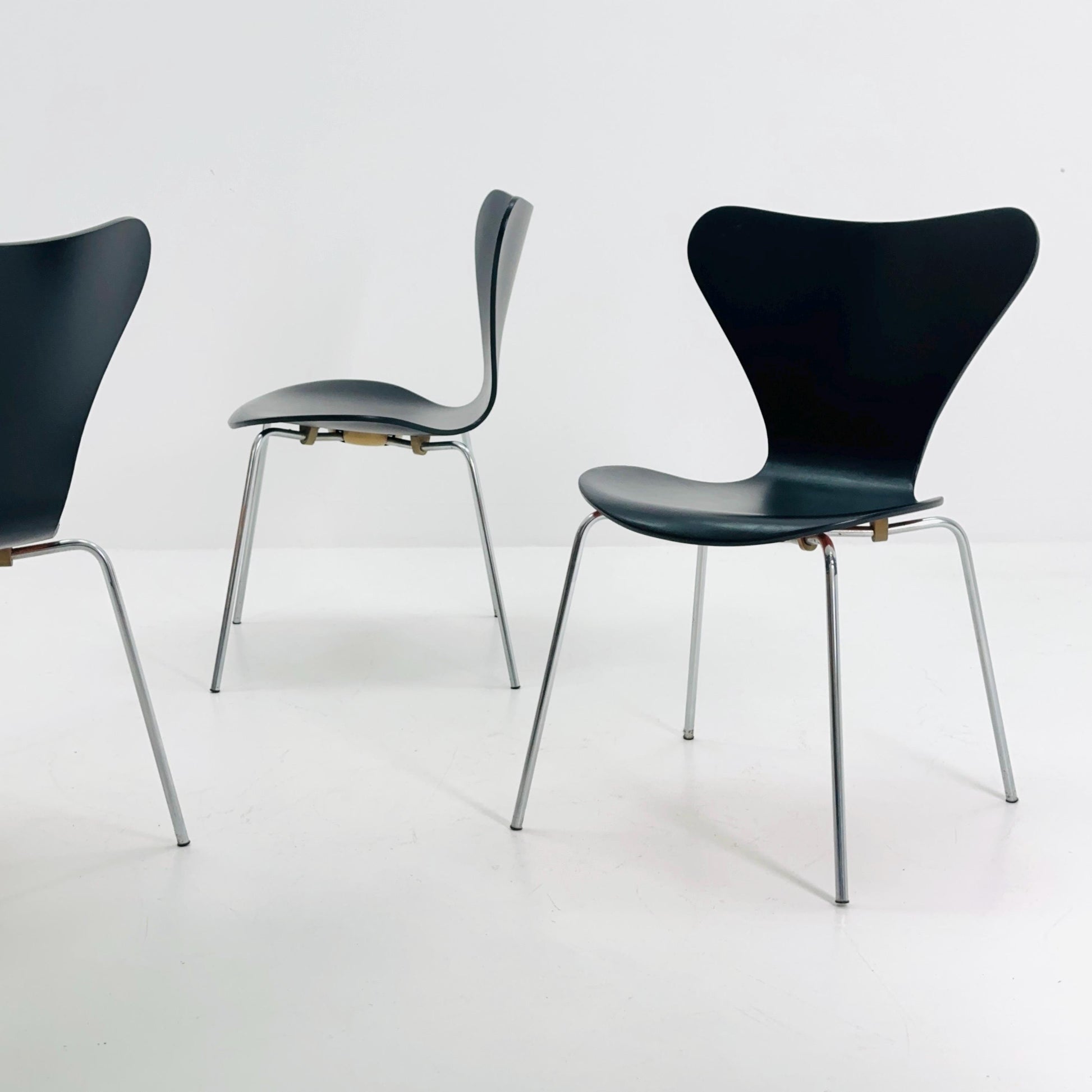 1 of 3 Mid century black butterfly chair by Arne Jacobsen 3107 for Fritz Hansen, Denmark 1970s