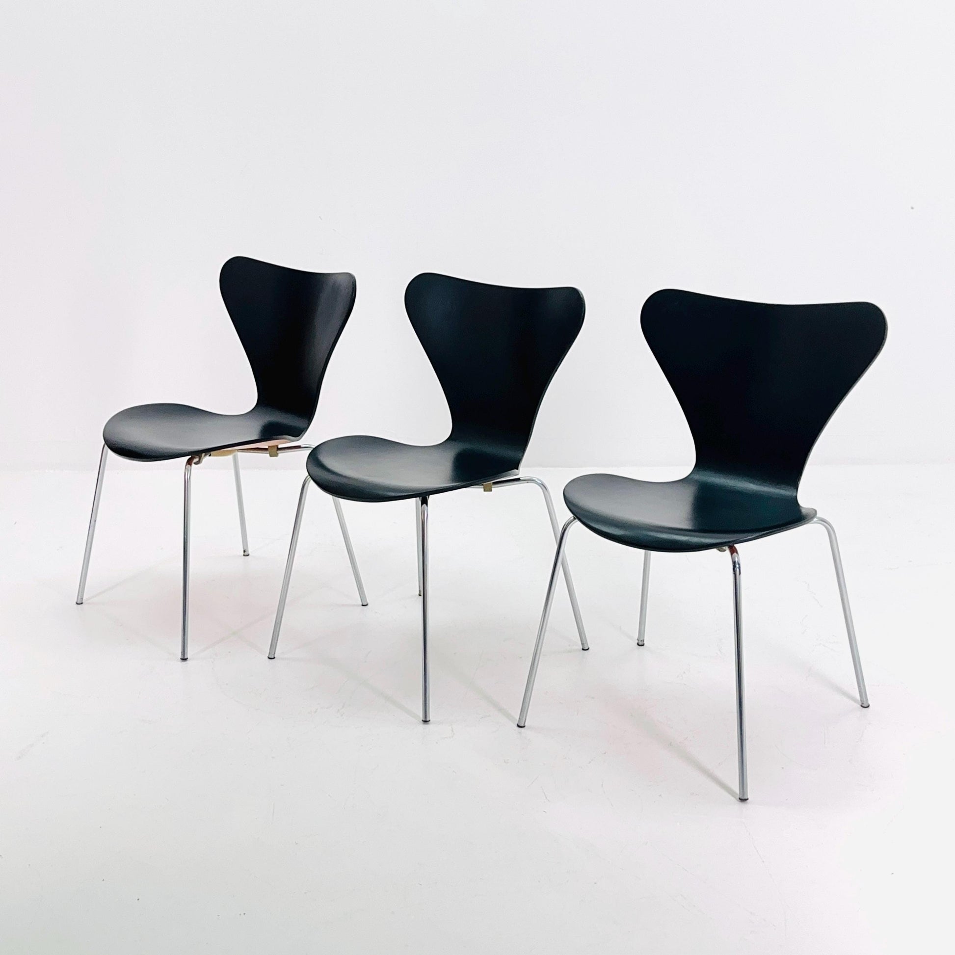 1 of 3 Mid century black butterfly chair by Arne Jacobsen 3107 for Fritz Hansen, Denmark 1970s