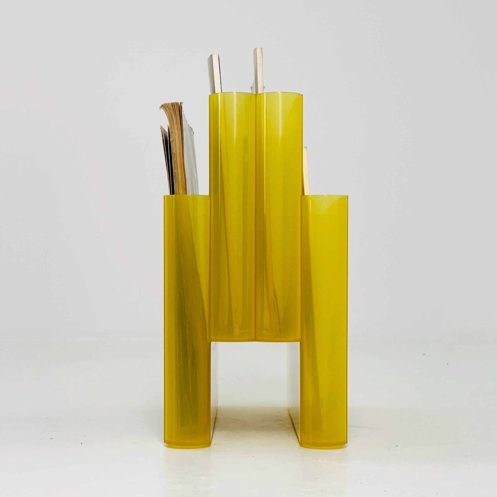 Mid-Century Modern Magazine Rack with 4 Compartments by Giotto Stoppino for Kartell, 1970s model 4676 Italy