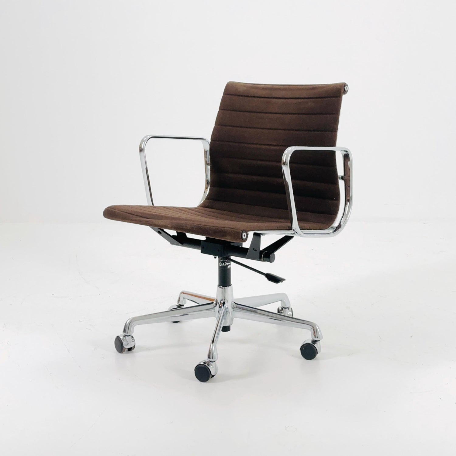 Mid century Charles & Ray Eames — EA 117 Aluchair — Brown Hopsak Office Chair by Vitra / Herman Miller , Swivel, 1990s