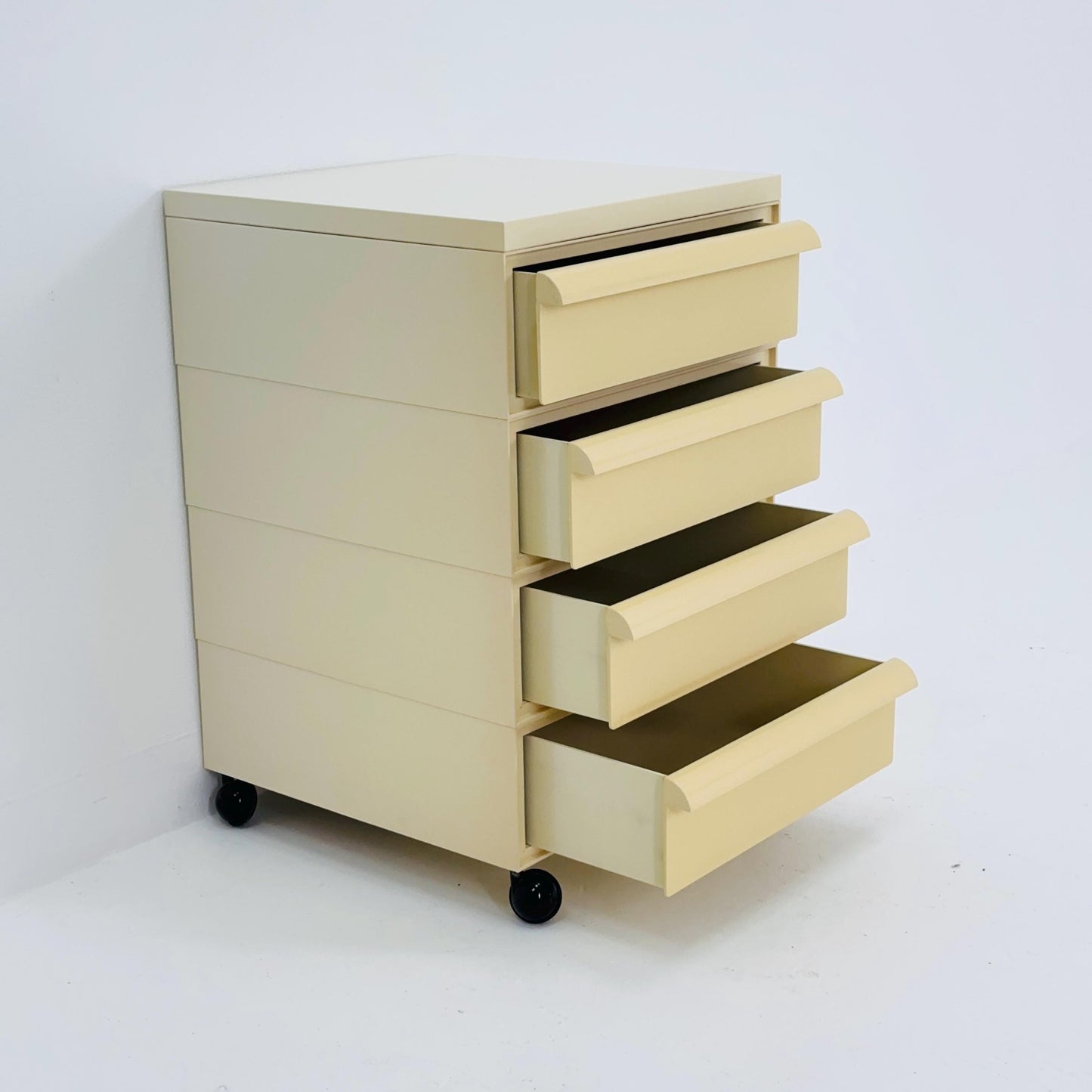Space age Chest of drawers on wheels model 4601 by Simon Fussell for Kartell, Italy 1970s