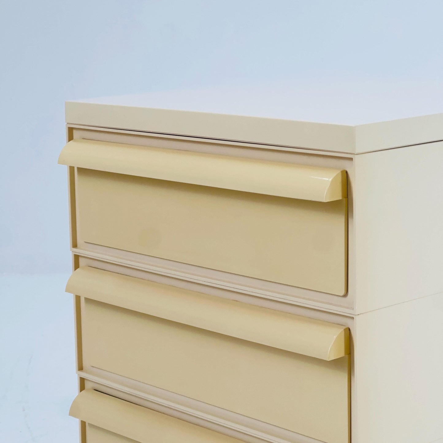 Space age Chest of drawers on wheels model 4601 by Simon Fussell for Kartell, Italy 1970s