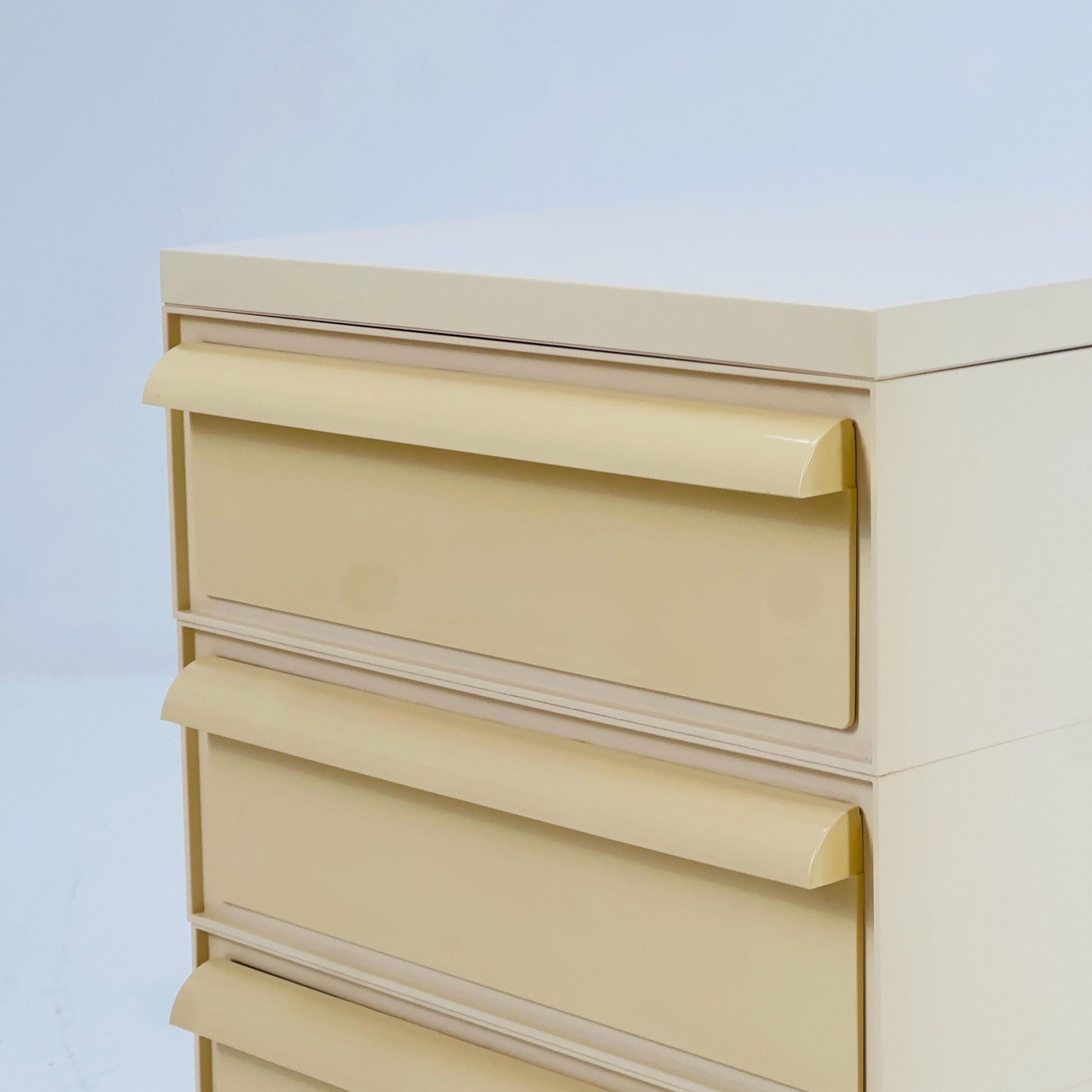 Space age Chest of drawers on wheels model 4601 by Simon Fussell for Kartell, Italy 1970s
