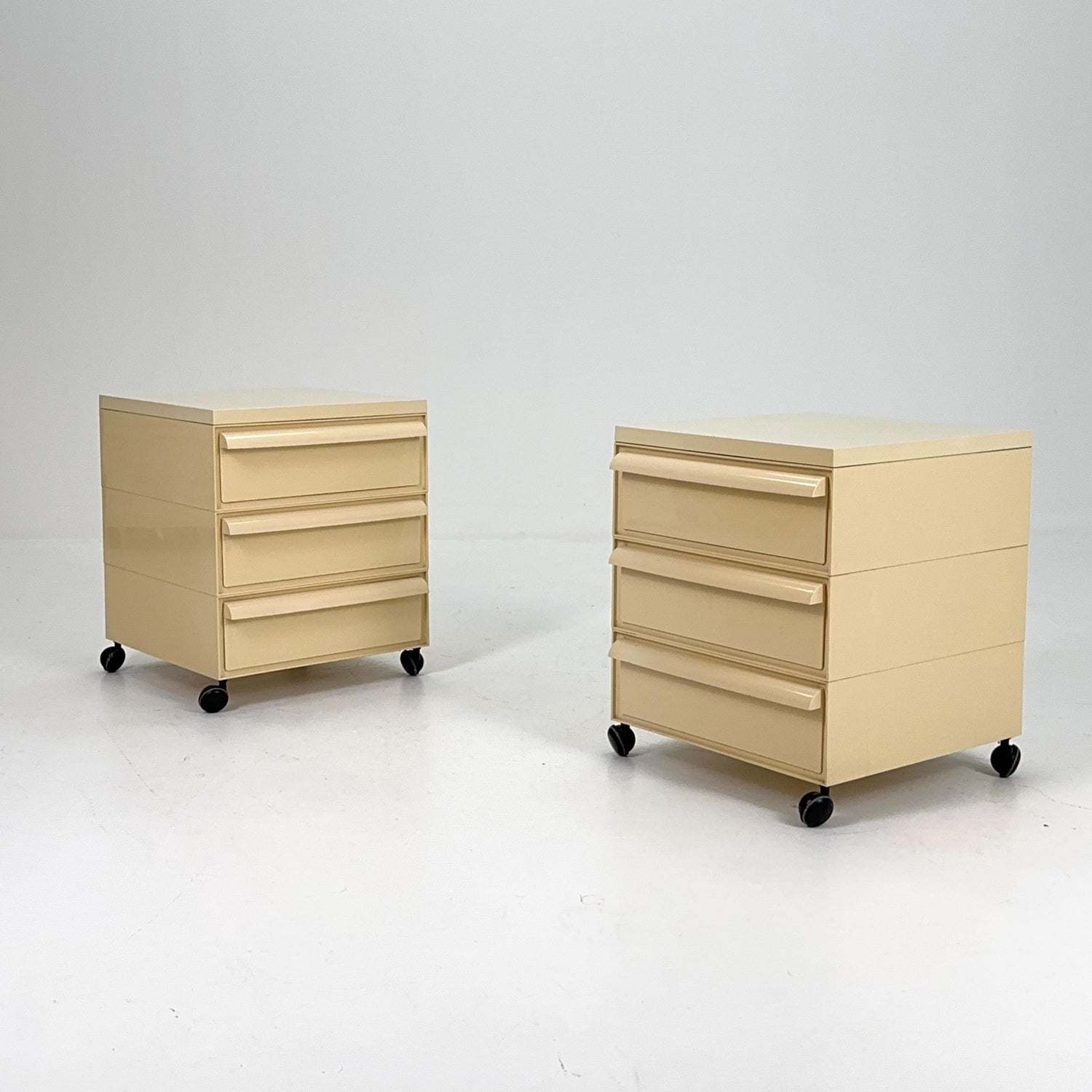 Set of 2 Space age Chest of drawers on wheels model 4601 by Simon Fussell for Kartell, Italy 1970s