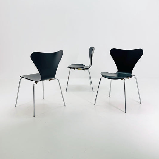 1 of 3 Mid century black butterfly chair by Arne Jacobsen 3107 for Fritz Hansen, Denmark 1970s