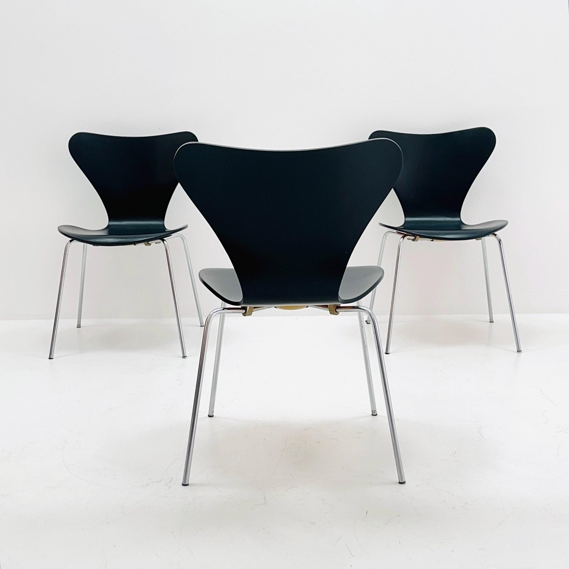 1 of 3 Mid century black butterfly chair by Arne Jacobsen 3107 for Fritz Hansen, Denmark 1970s