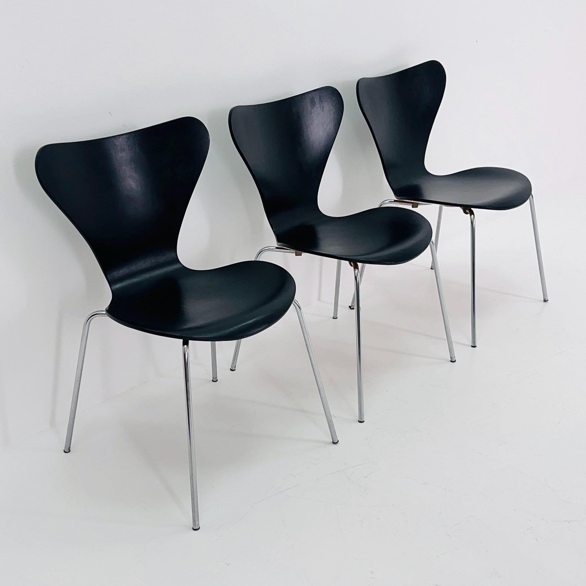 1 of 3 Mid century black butterfly chair by Arne Jacobsen 3107 for Fritz Hansen, Denmark 1970s