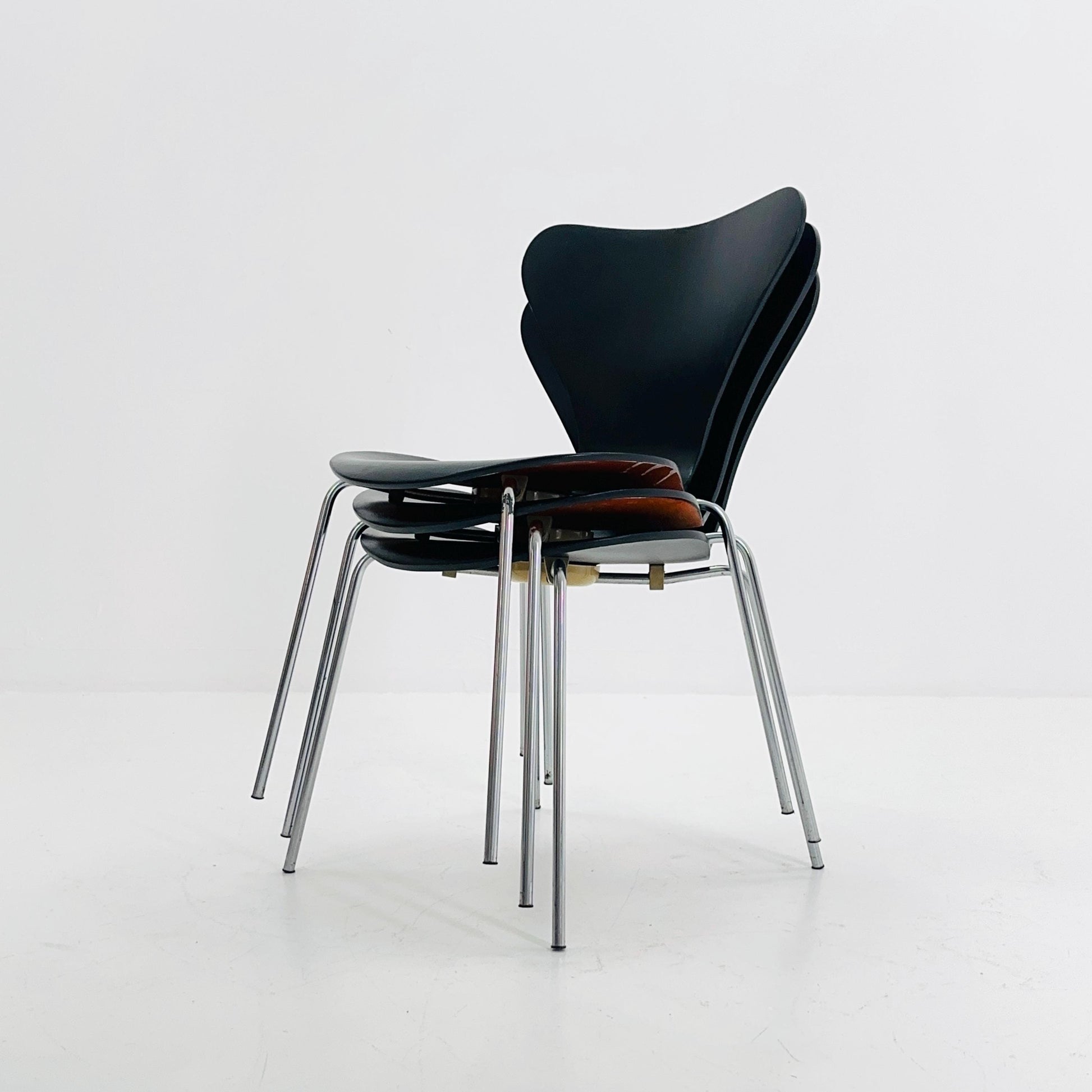 1 of 3 Mid century black butterfly chair by Arne Jacobsen 3107 for Fritz Hansen, Denmark 1970s