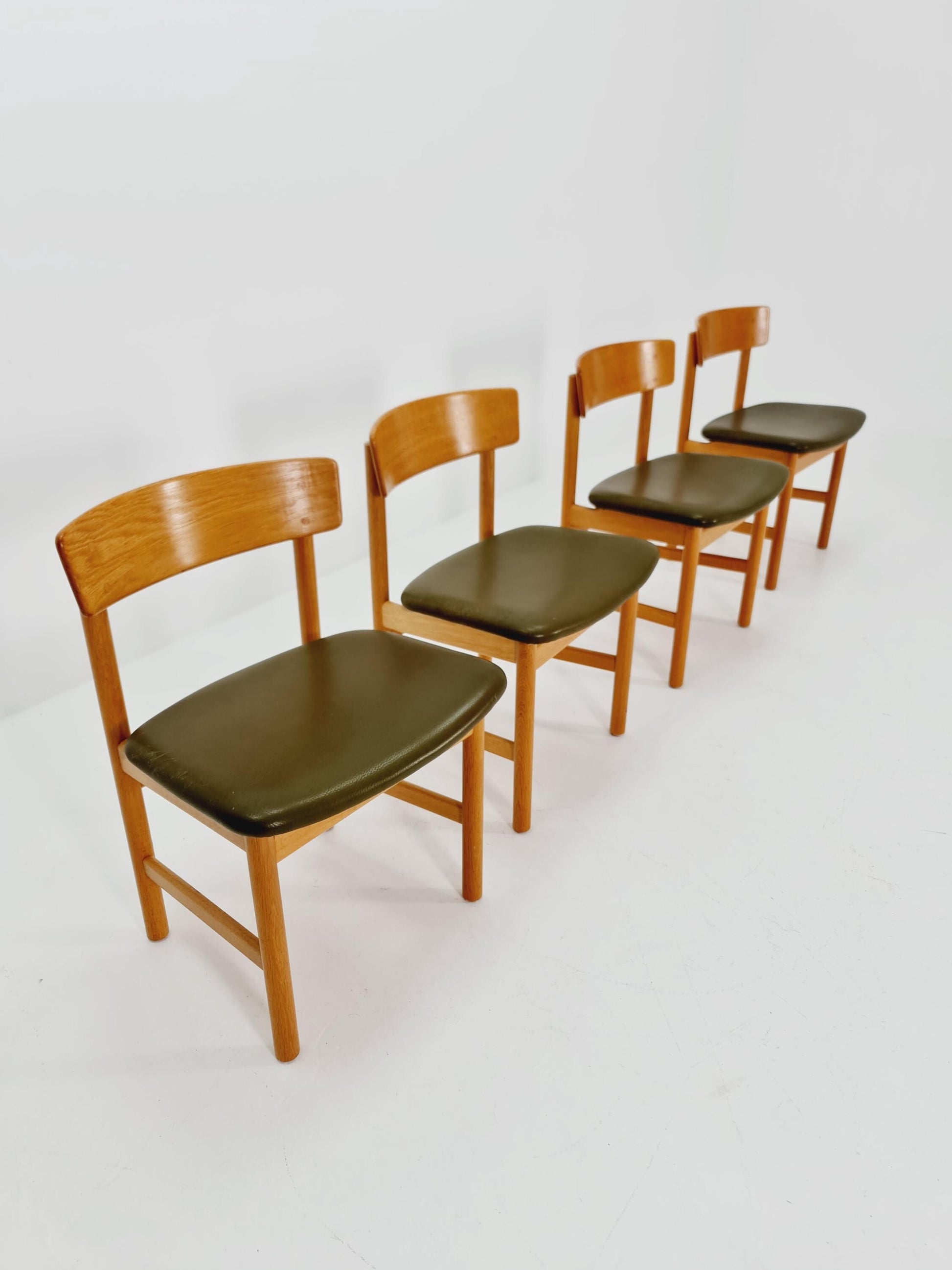 Mid Century Dansih Oak and Leather chair by Børge Mogensen for Fredericia stolfabrik , 1960s Set of 4