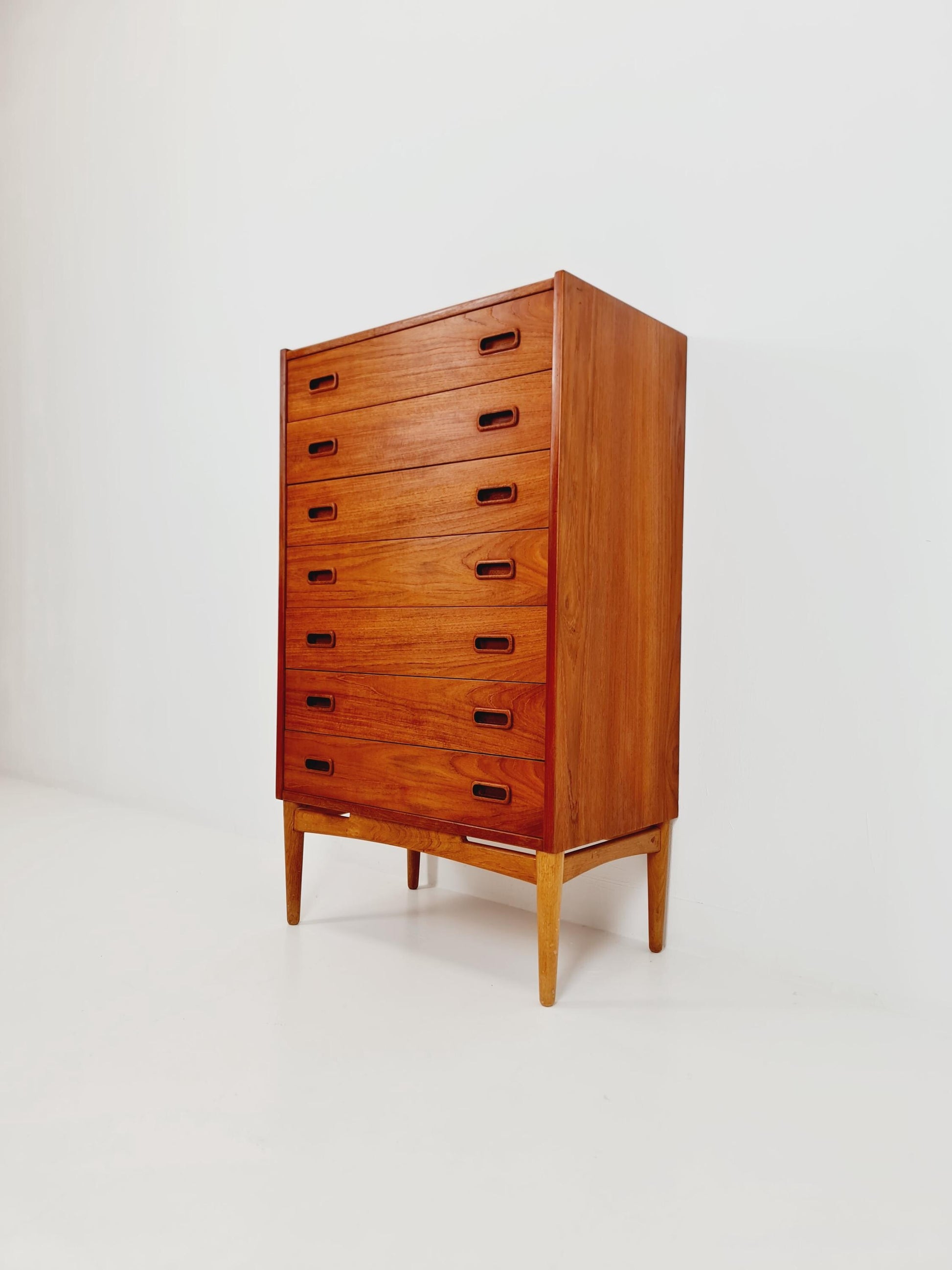Midcentury Danish teak chest of drawers / drawer dresser / cabinet, 1960s