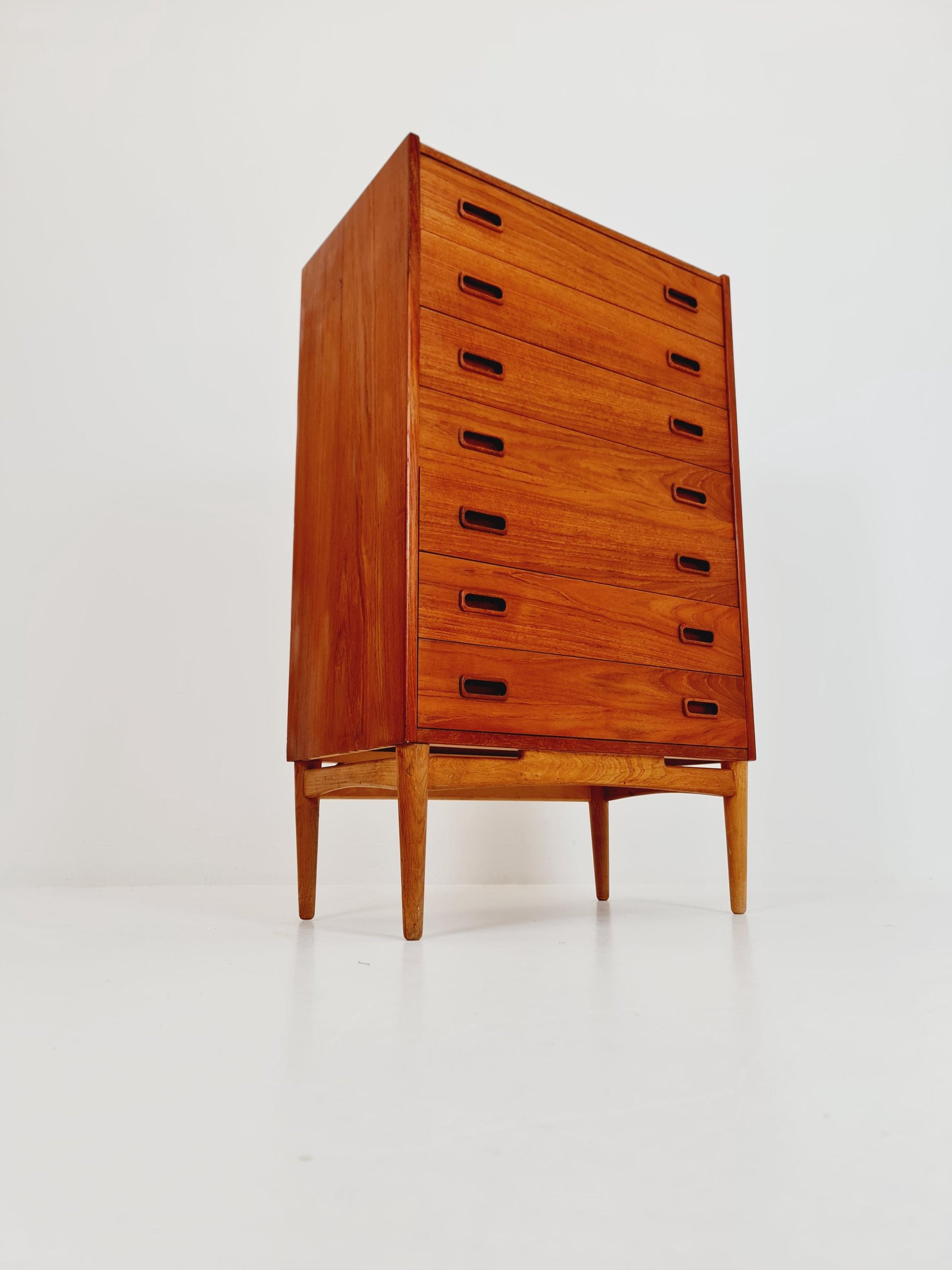 Midcentury Danish teak chest of drawers / drawer dresser / cabinet, 1960s
