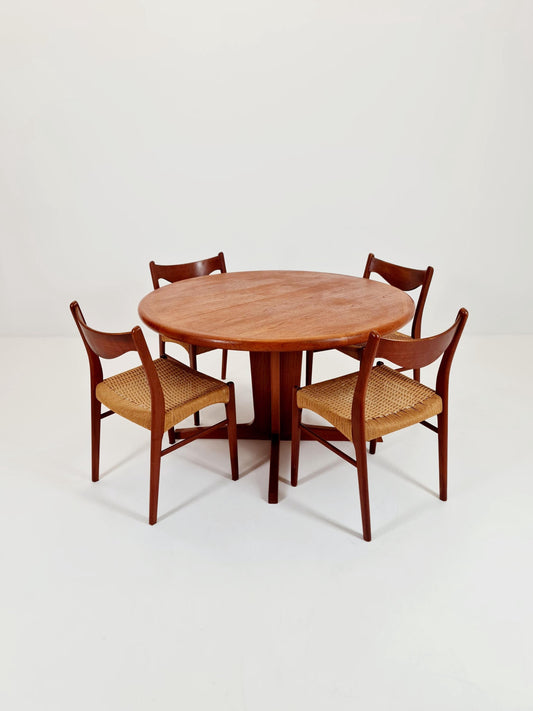 Mid century extendable Danish Modern Solid Teak dining table by Glostrup MöbelFabrik , 1970s