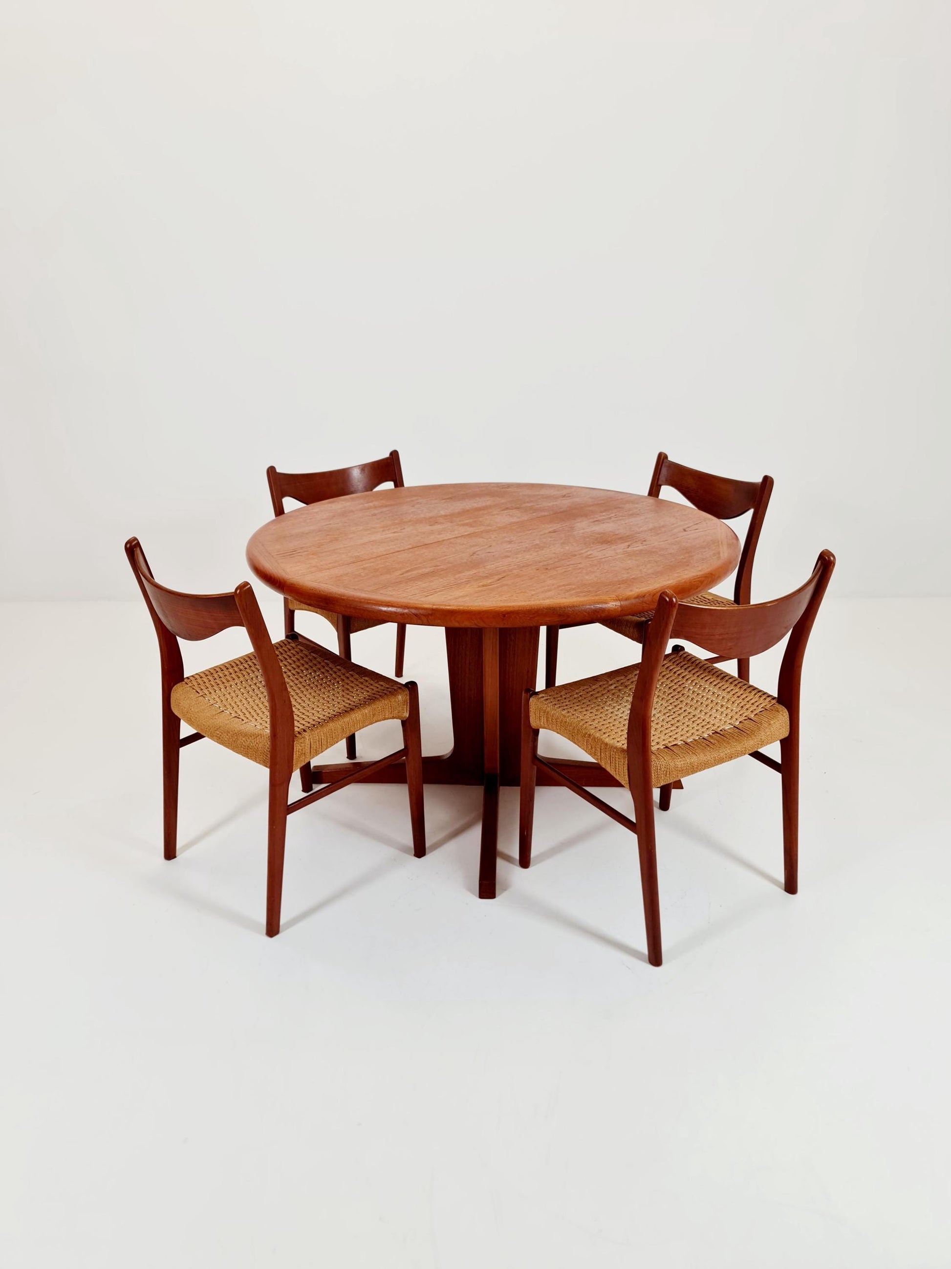 Mid century extendable Danish Modern Solid Teak dining table by Glostrup MöbelFabrik , 1970s