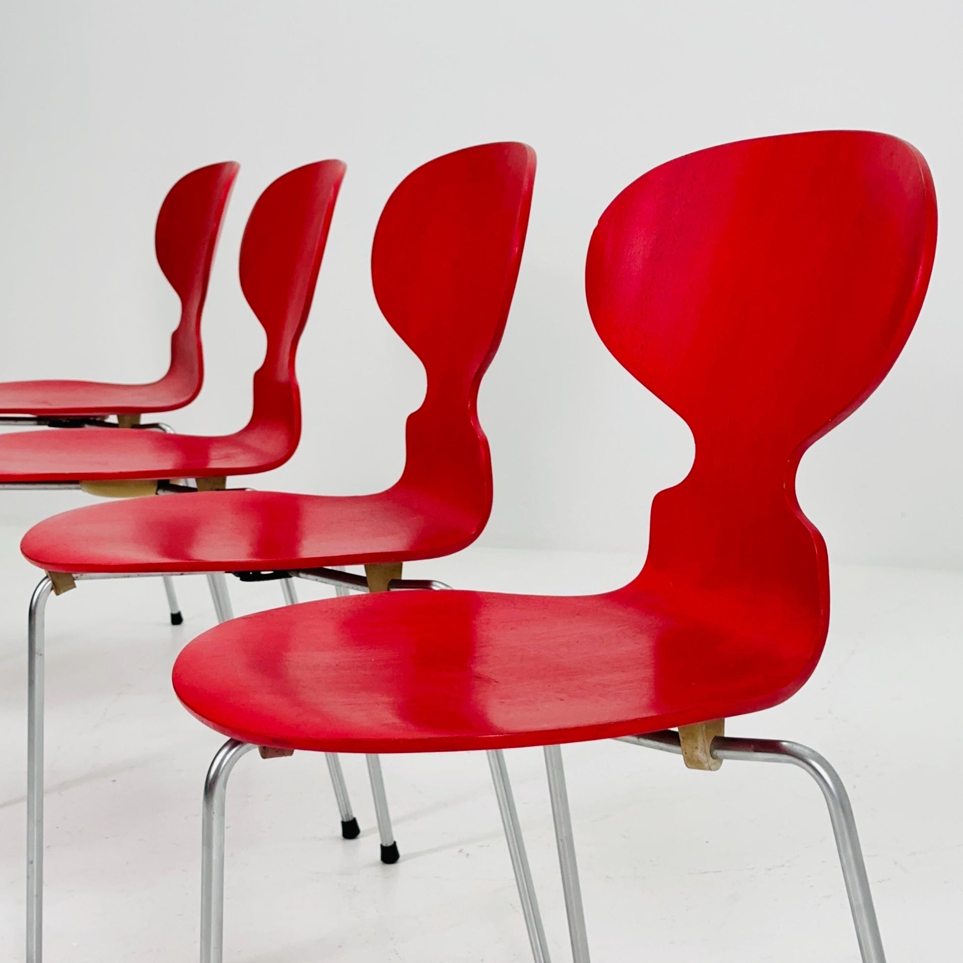 Set of 4 Mid-Century Arne Jacobsen 3100 Ant Chairs – Rare 3-Leg Version, Fritz Hansen Denmark, 1970s