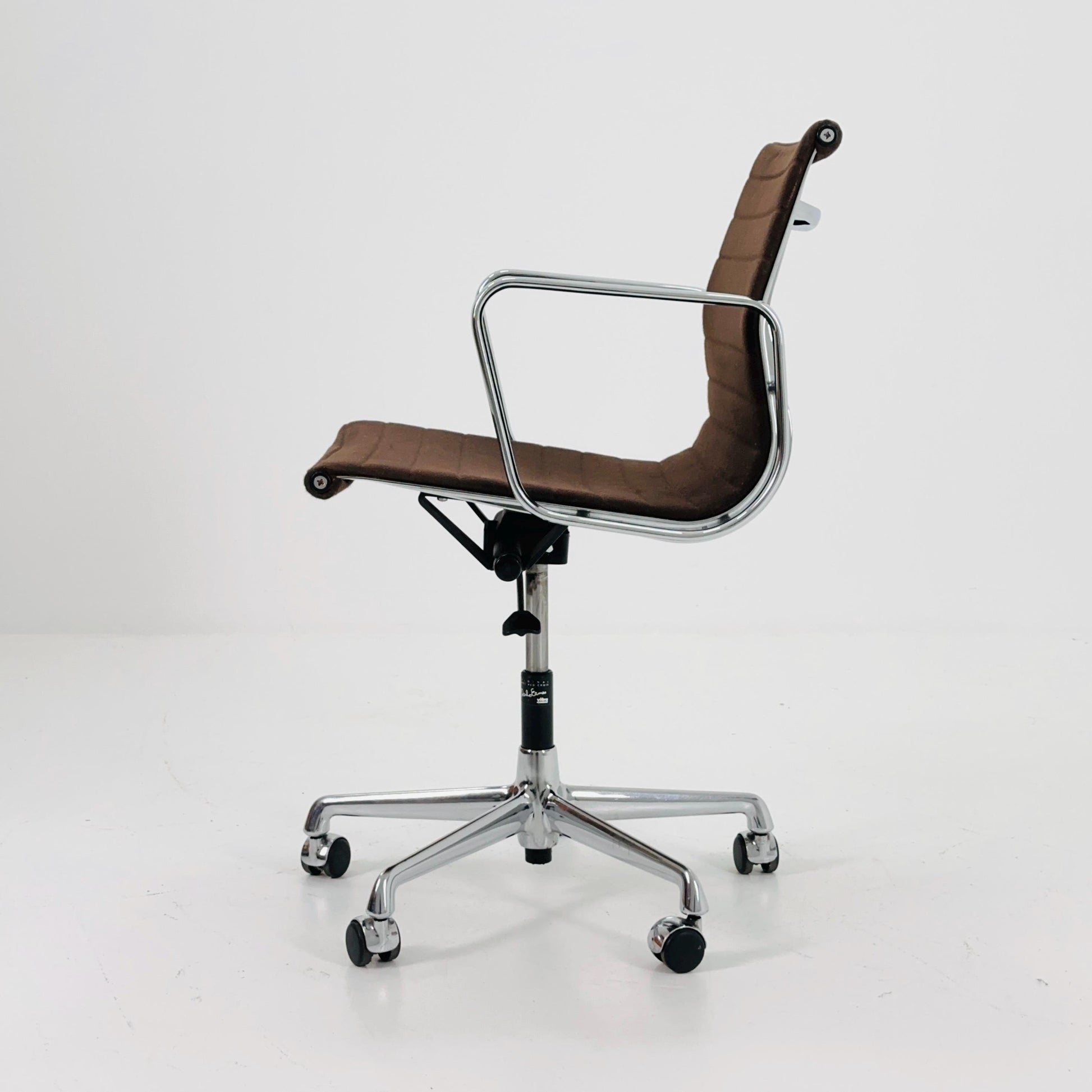 Mid century Charles & Ray Eames — EA 117 Aluchair — Brown Hopsak Office Chair by Vitra / Herman Miller , Swivel, 1990s