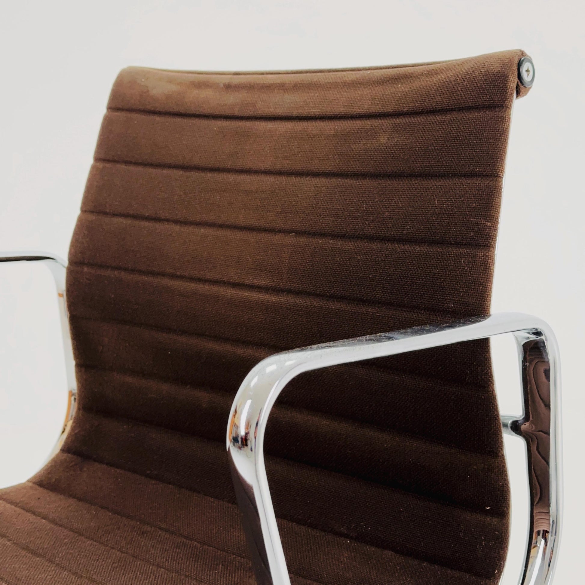 Mid century Charles & Ray Eames — EA 117 Aluchair — Brown Hopsak Office Chair by Vitra / Herman Miller , Swivel, 1990s