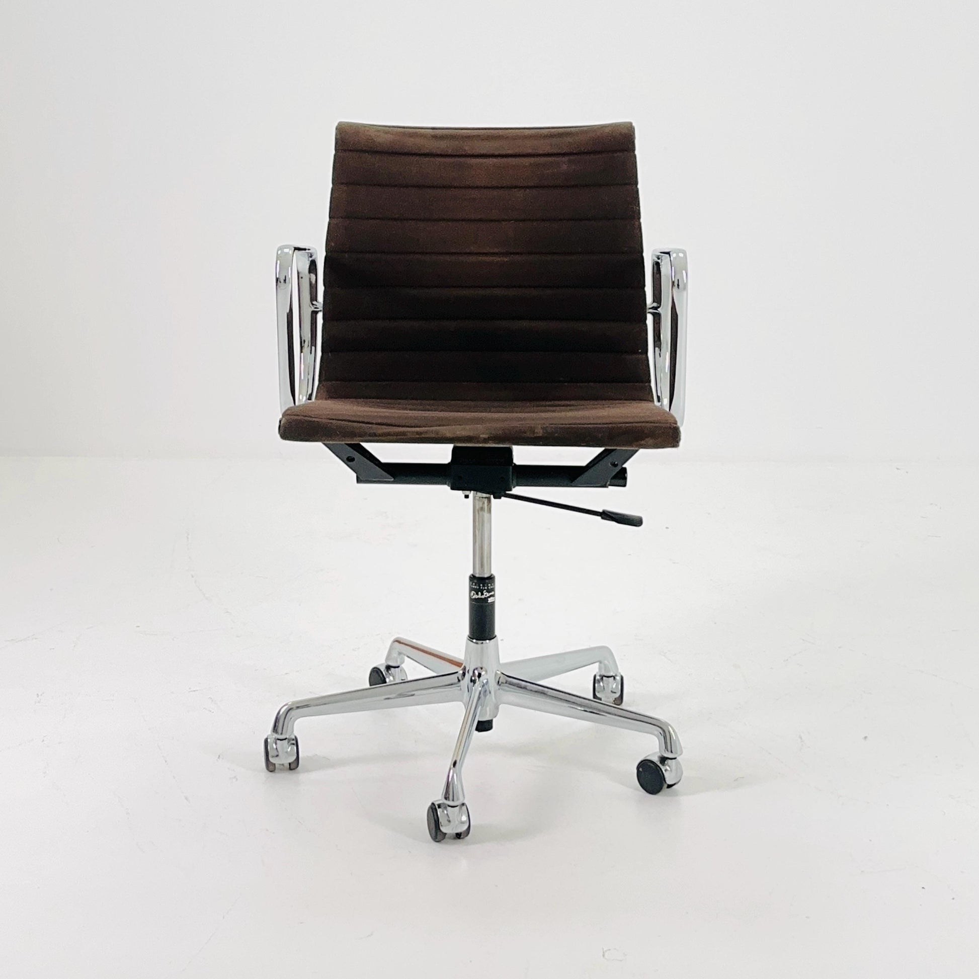Mid century Charles & Ray Eames — EA 117 Aluchair — Brown Hopsak Office Chair by Vitra / Herman Miller , Swivel, 1990s