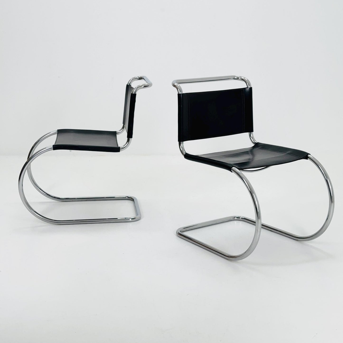 Set of 2 MR10 lounge black leather chairs design by Ludwig Mies van der Rohe , 1980s Italy