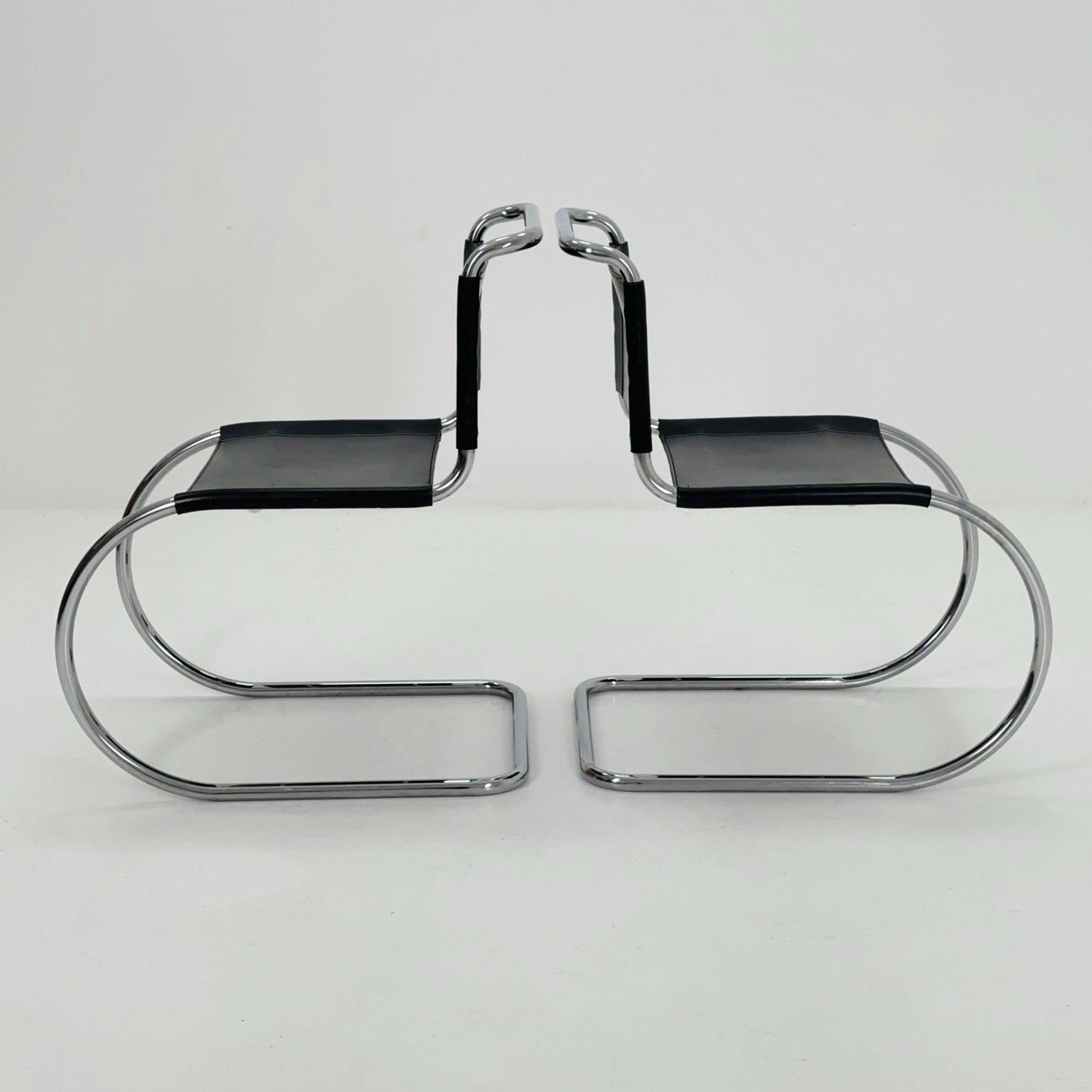 Set of 2 MR10 lounge black leather chairs design by Ludwig Mies van der Rohe , 1980s Italy