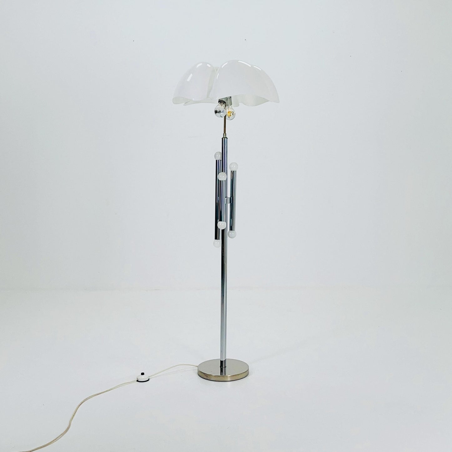 Iconic rare Mid-Century Modern Design Pipistrello Floor Lamp by Gae Aulenti for Martinelli Luce – 1970s Italy