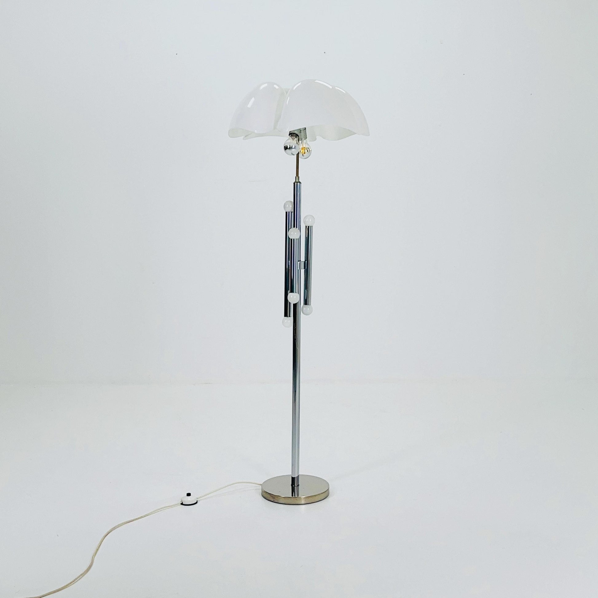 Iconic rare Mid-Century Modern Design Pipistrello Floor Lamp by Gae Aulenti for Martinelli Luce – 1970s Italy