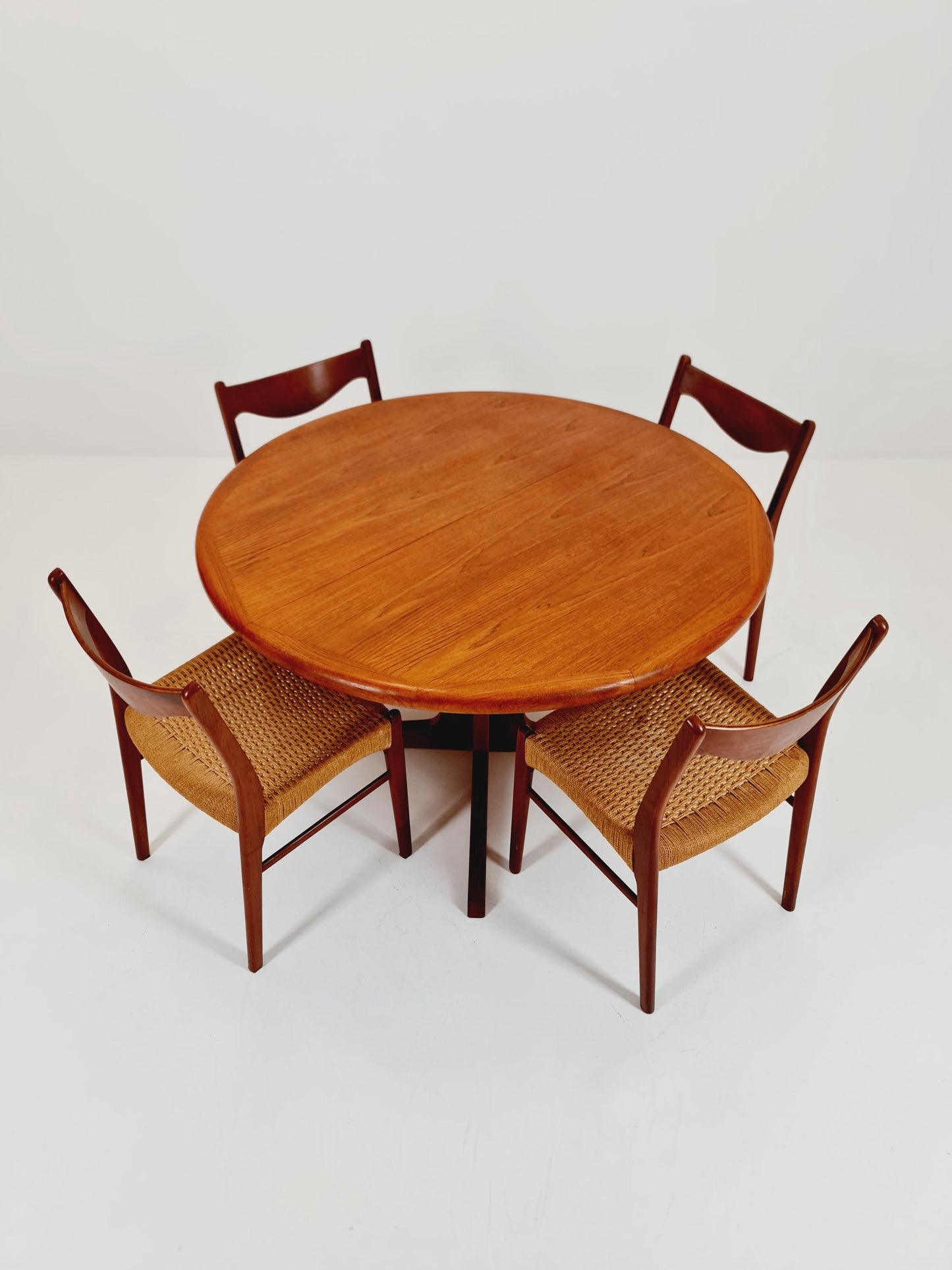 Mid century extendable Danish Modern Solid Teak dining table by Glostrup MöbelFabrik , 1970s