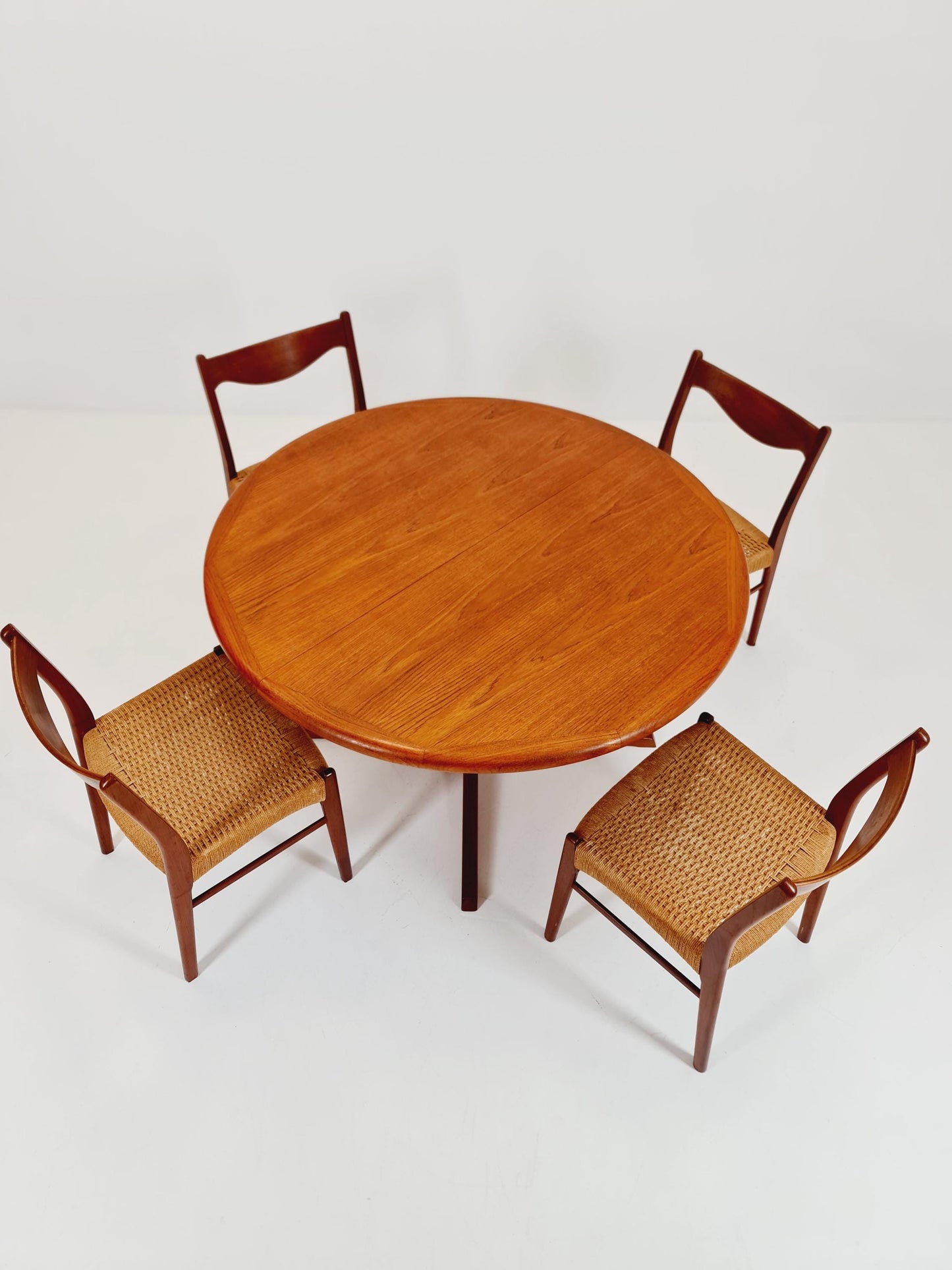 Mid century extendable Danish Modern Solid Teak dining table by Glostrup MöbelFabrik , 1970s