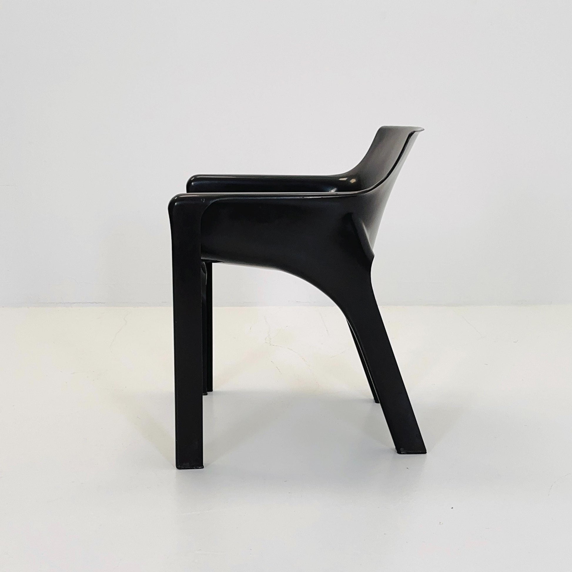 Mid century Gaudi Chair by Vico Magistretti for Artemide, 1970s Italy – Dark Brown Fiberglass,