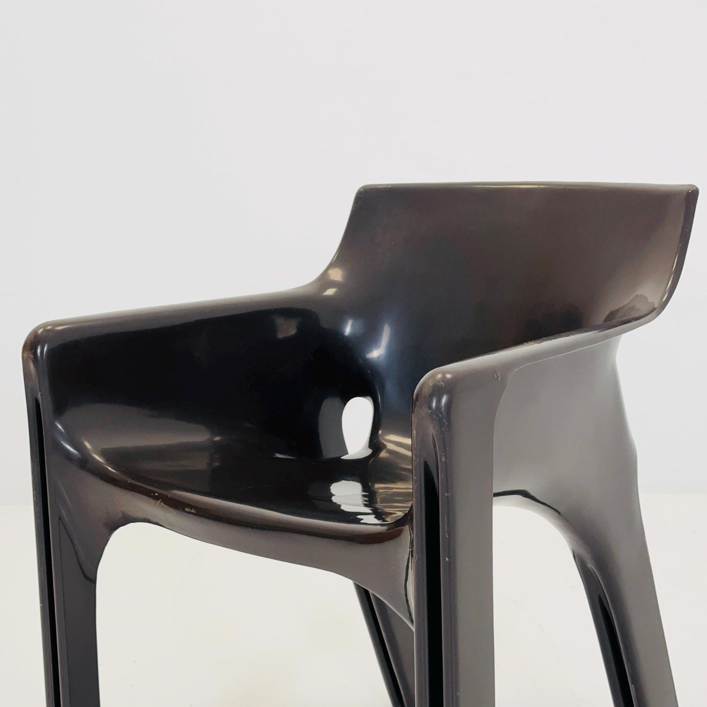 Mid century Gaudi Chair by Vico Magistretti for Artemide, 1970s Italy – Dark Brown Fiberglass,
