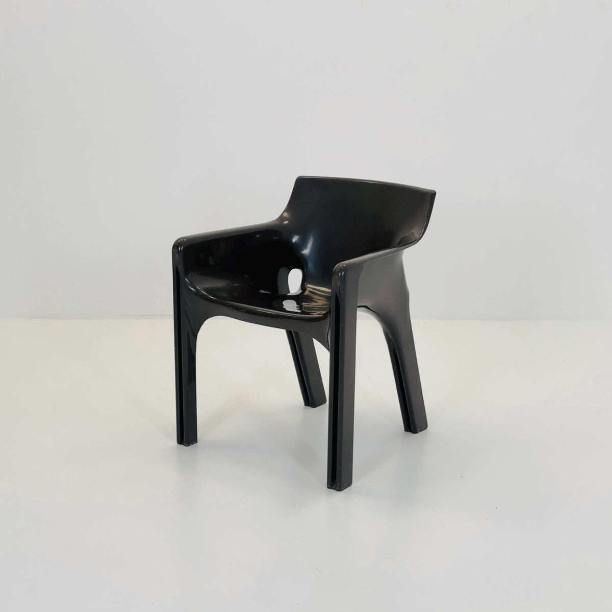 Mid century Gaudi Chair by Vico Magistretti for Artemide, 1970s Italy – Dark Brown Fiberglass,