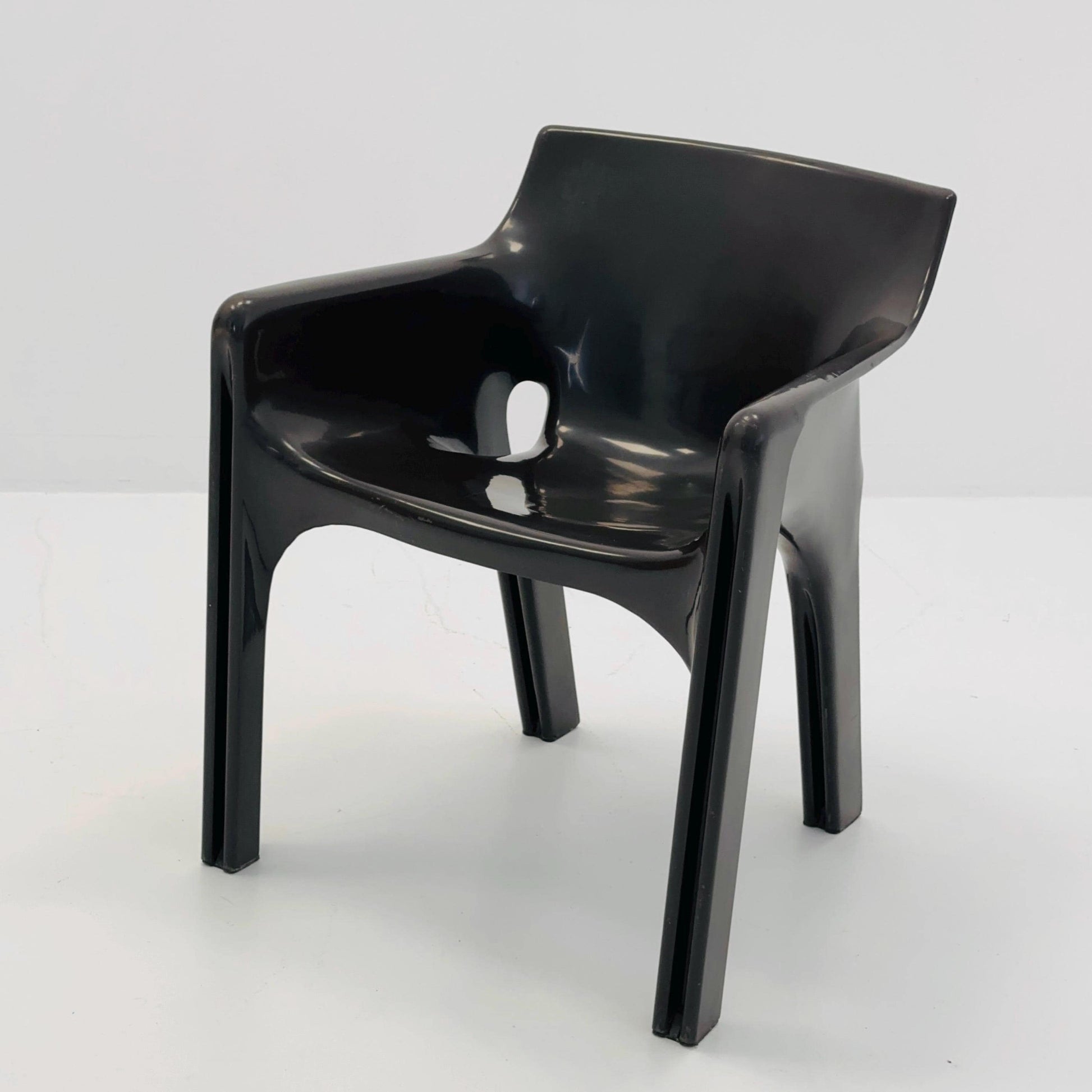 Mid century Gaudi Chair by Vico Magistretti for Artemide, 1970s Italy – Dark Brown Fiberglass,