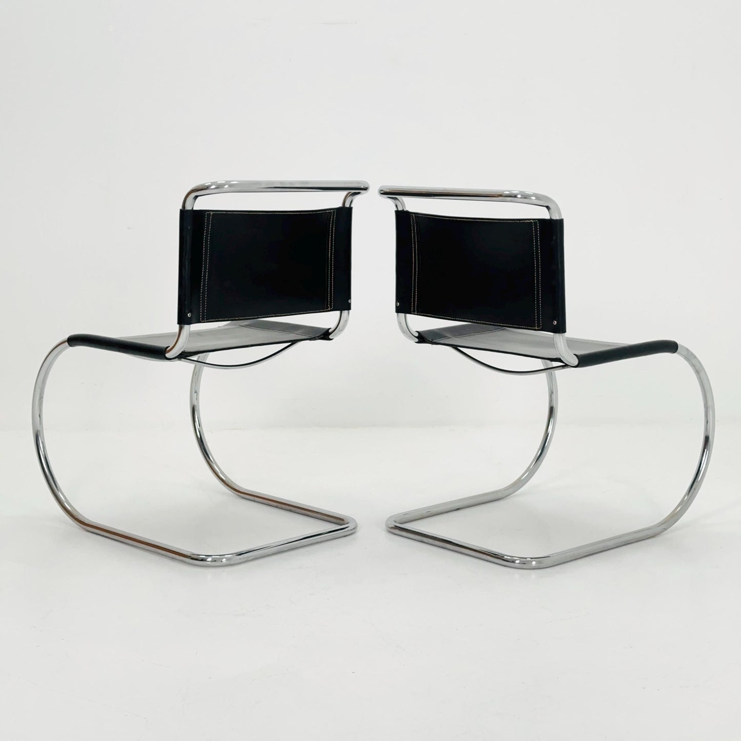 Set of 2 MR10 lounge black leather chairs design by Ludwig Mies van der Rohe , 1980s Italy